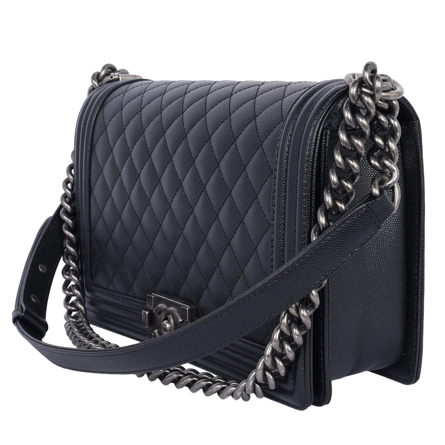 Chanel Bolso Crossbody Boy de Piel de Caviar Acolchada Grande Negro en venta 1