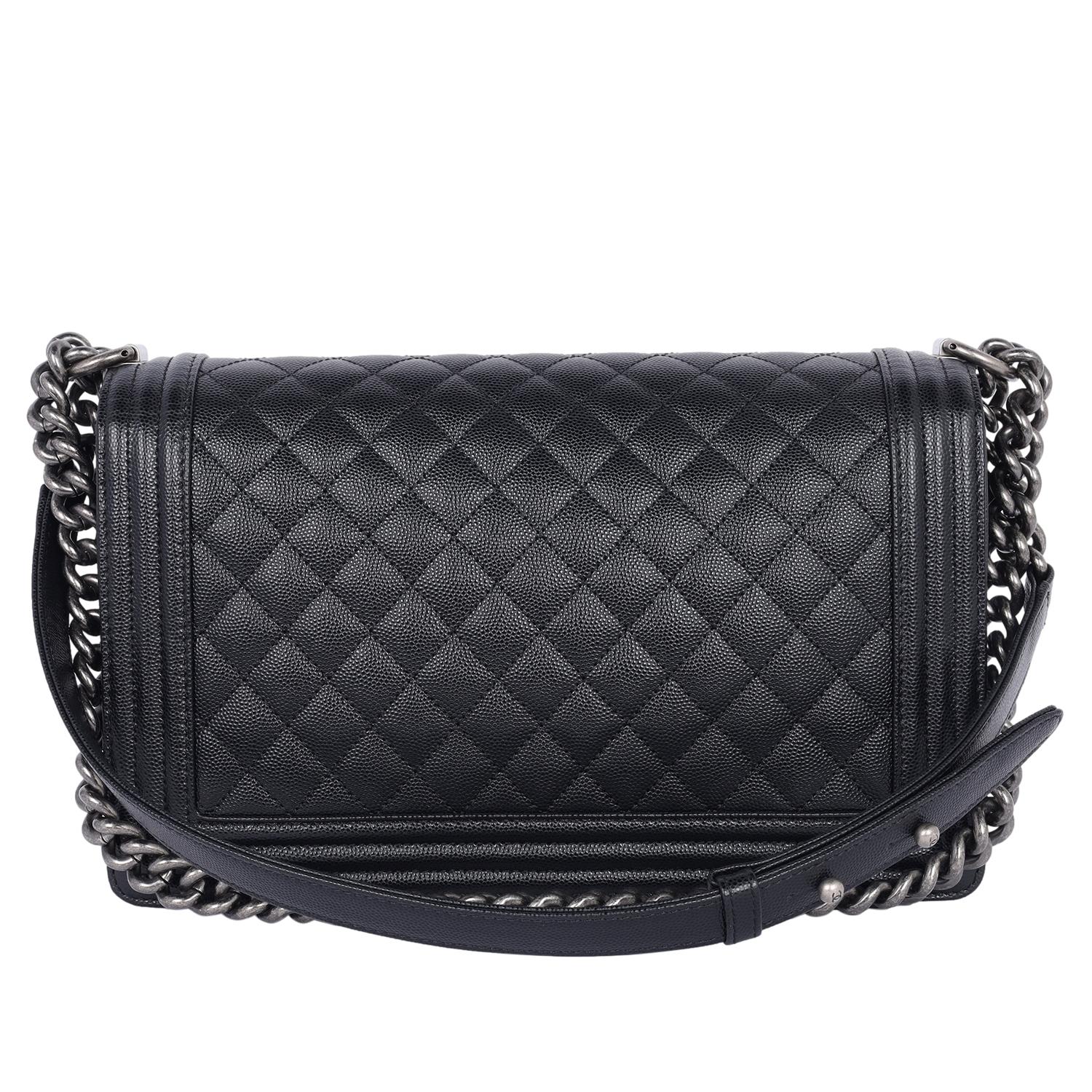 Chanel Bolso Crossbody Boy de Piel de Caviar Acolchada Grande Negro en venta 2