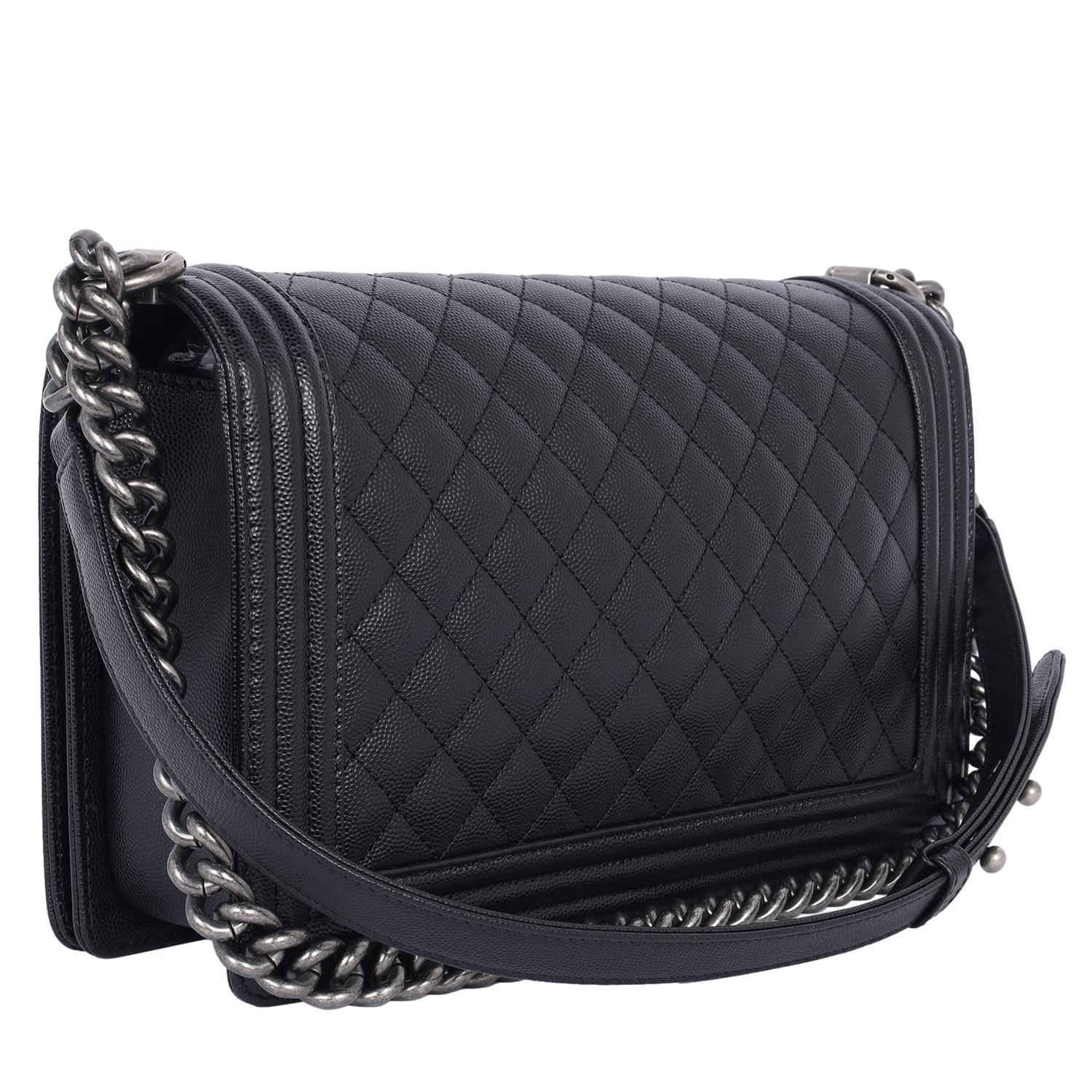 Chanel Bolso Crossbody Boy de Piel de Caviar Acolchada Grande Negro en venta 3