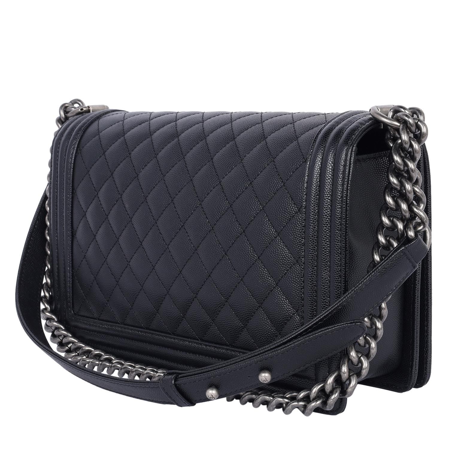 Chanel Bolso Crossbody Boy de Piel de Caviar Acolchada Grande Negro en venta 4