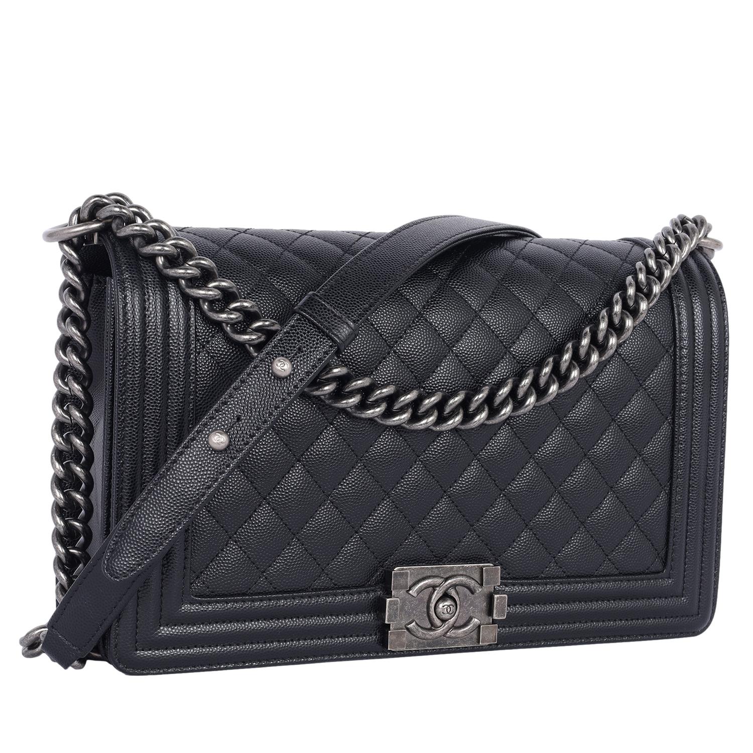 Chanel Bolso Crossbody Boy de Piel de Caviar Acolchada Grande Negro en venta 5