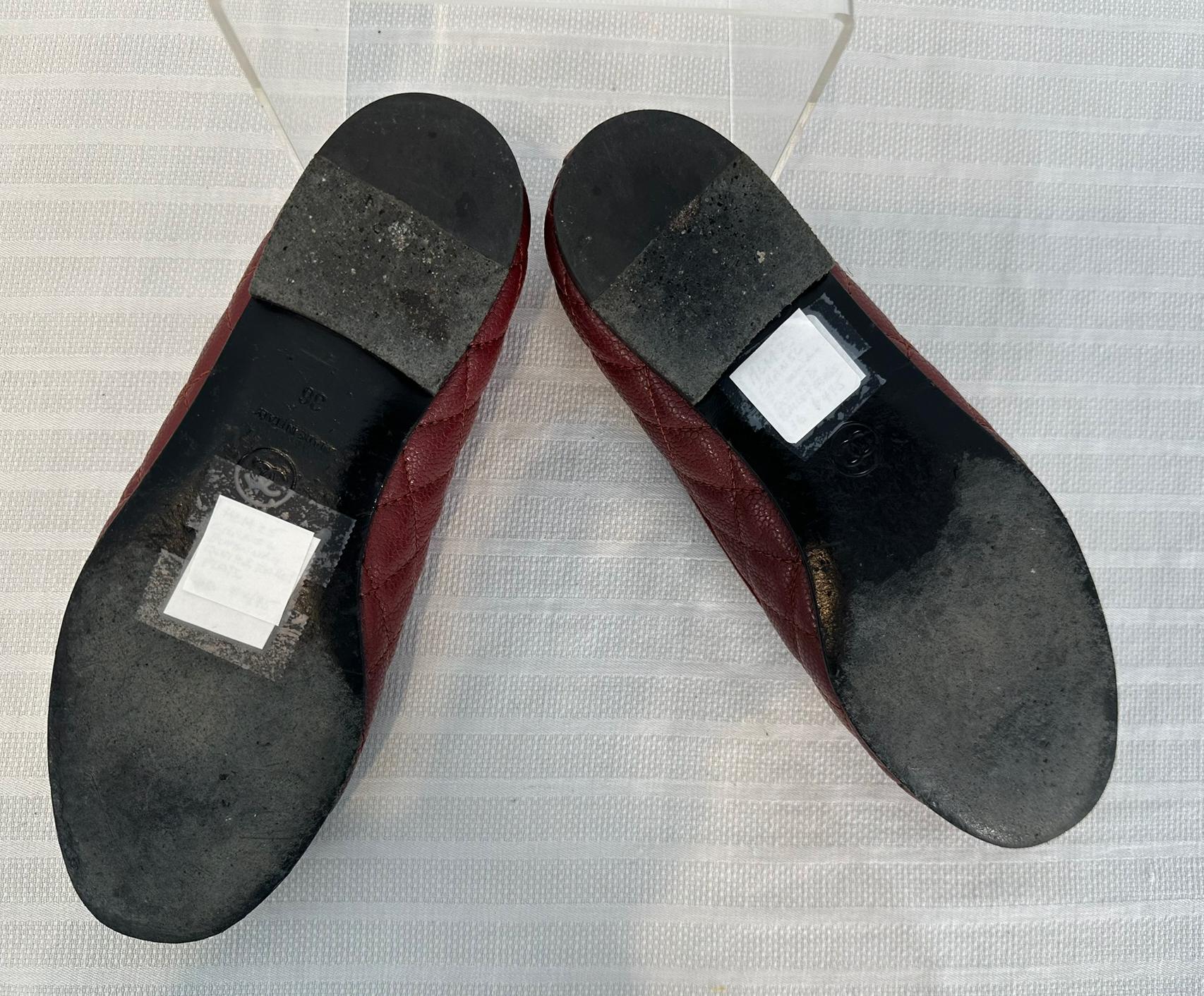 Chanel Ballerines matelassées en cuir caviar rouge foncé avec nœud sur le devant 36 3