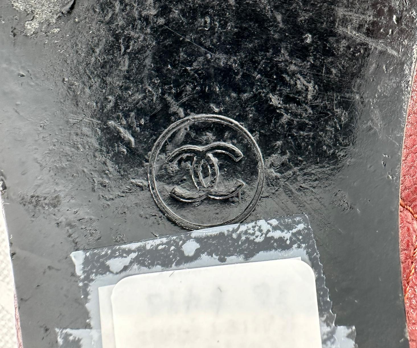 Chanel Ballerines matelassées en cuir caviar rouge foncé avec nœud sur le devant 36 4
