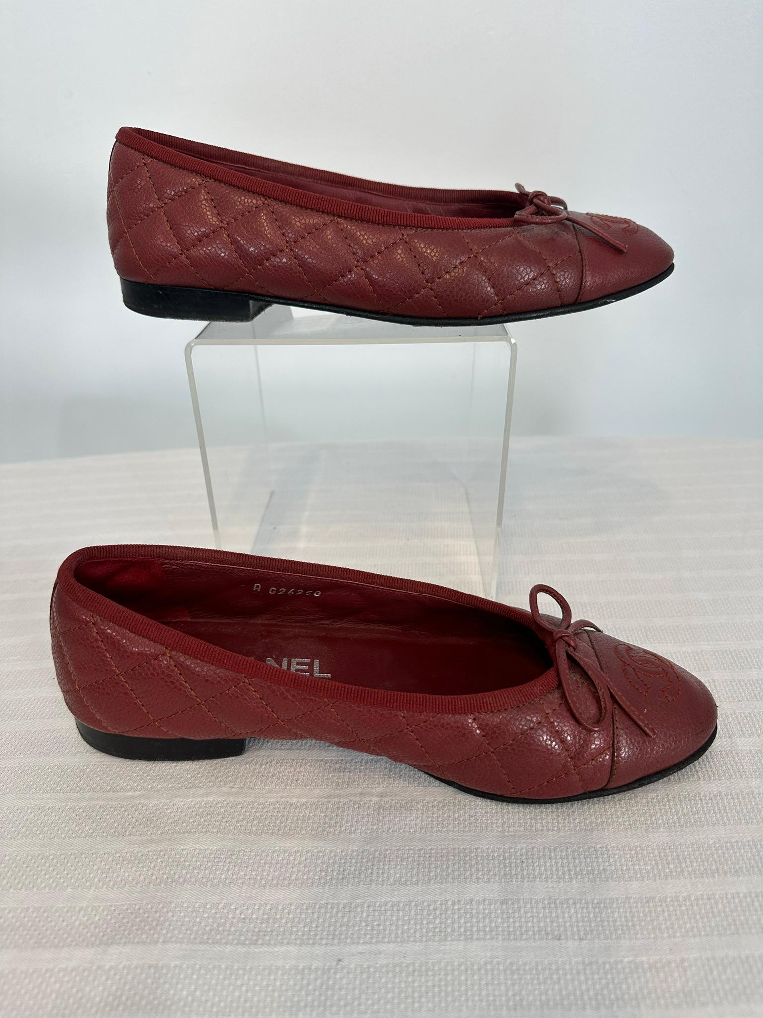 Noir Chanel Ballerines matelassées en cuir caviar rouge foncé avec nœud sur le devant 36