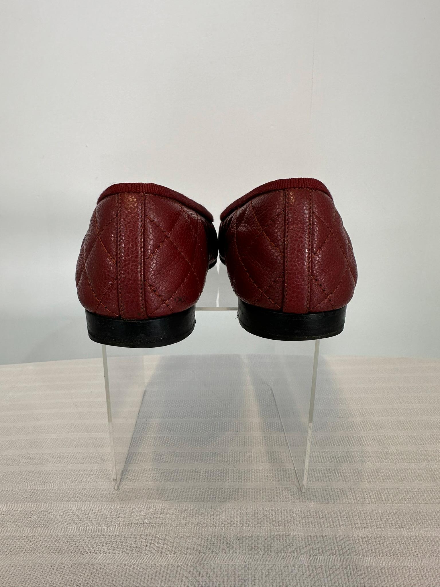 Chanel Ballerines matelassées en cuir caviar rouge foncé avec nœud sur le devant 36 Bon état à West Palm Beach, FL