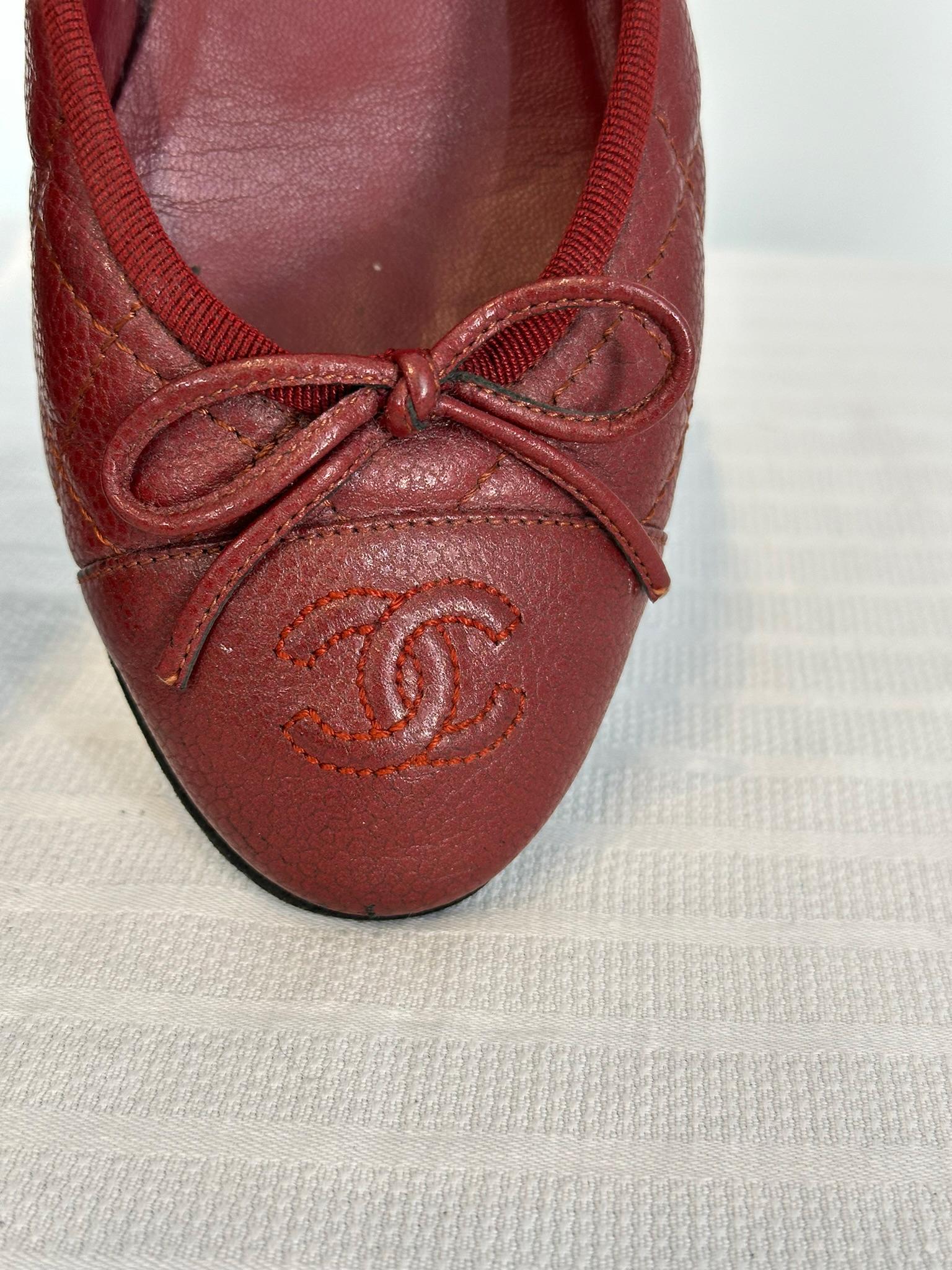 Chanel Ballerines matelassées en cuir caviar rouge foncé avec nœud sur le devant 36 2