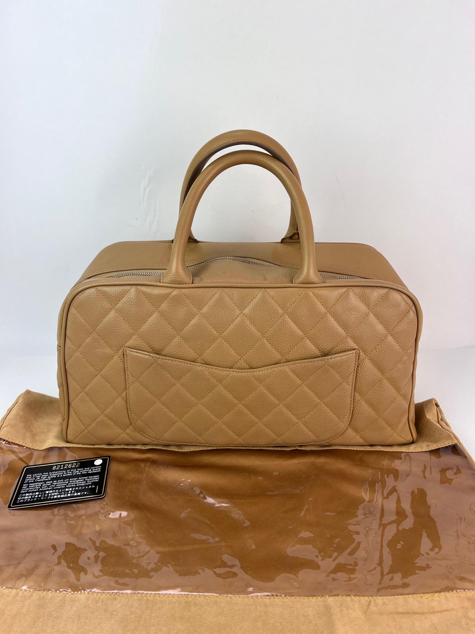 Chanel Caviar Acolchado Vintage Bolso de Mano Bowler Grande Beige en venta 6