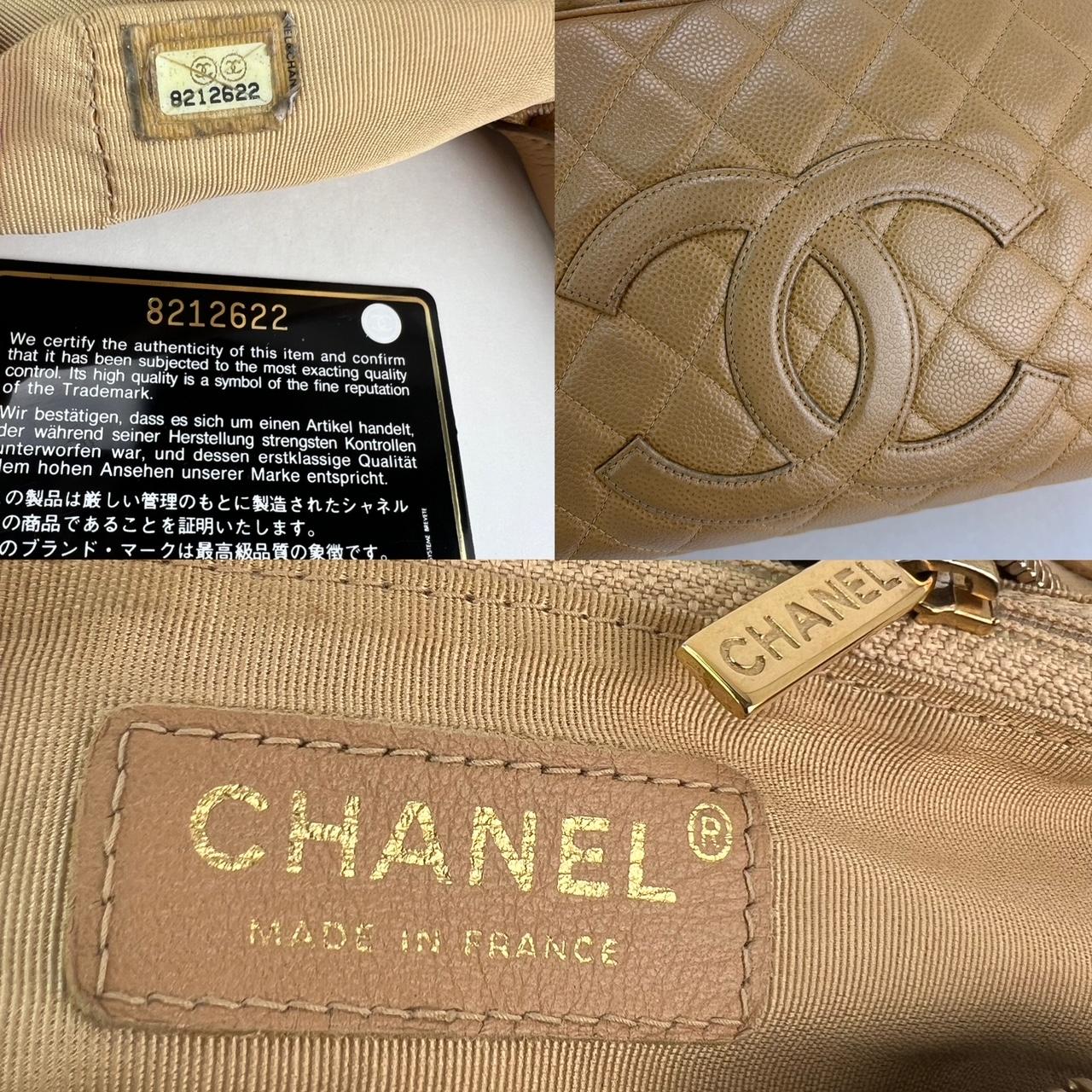 Usado 100% Auténtico
Chanel Caviar Acolchado Vintage Bolso de Mano Bowler Grande Beige
Precioso Bolso Trending East West. Este Chanel Vintage con su baño de oro de 24 quilates 
La ferretería es una auténtica Pieza de Declaración, que no