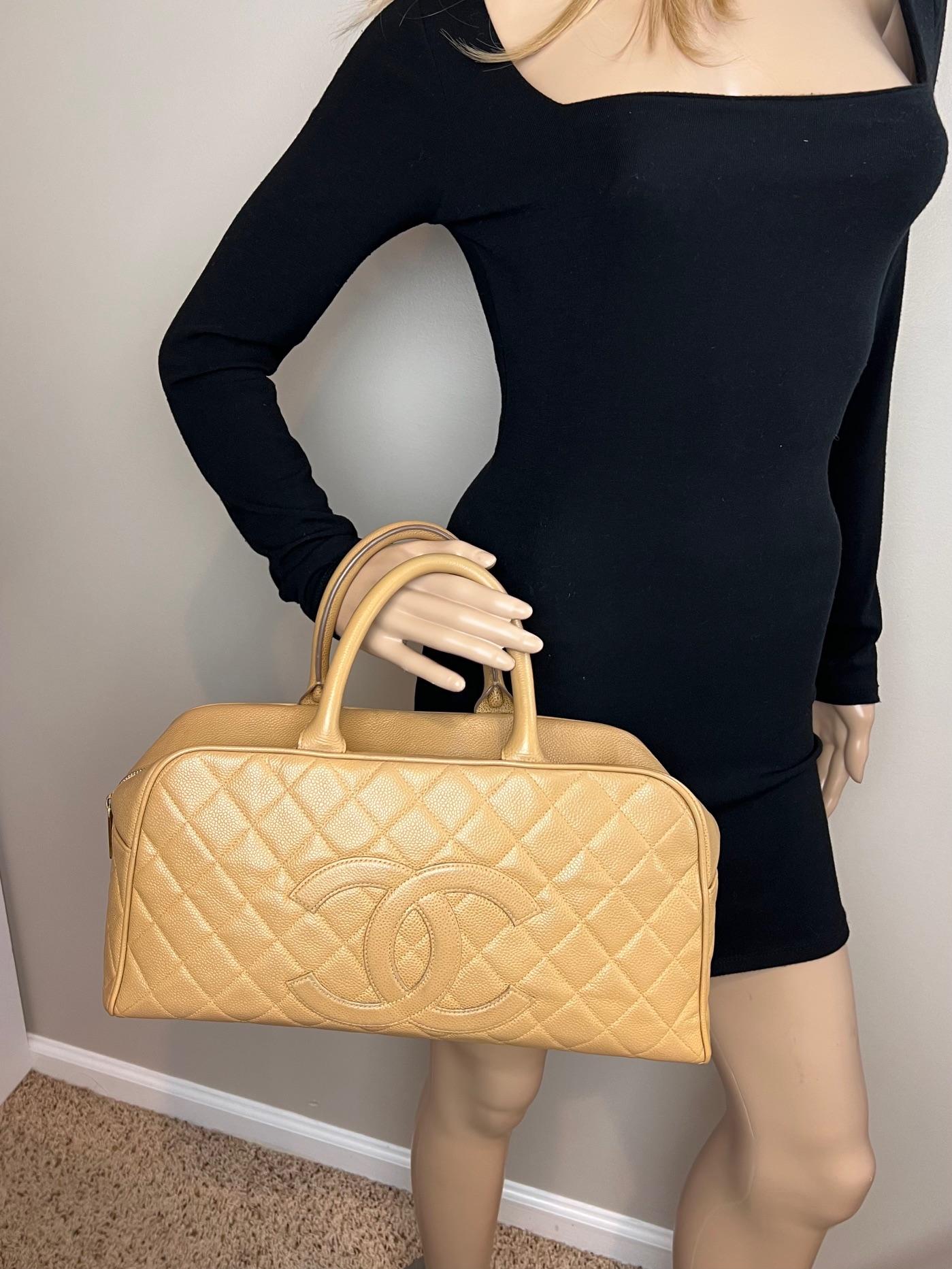 Chanel Caviar Acolchado Vintage Bolso de Mano Bowler Grande Beige en venta 1