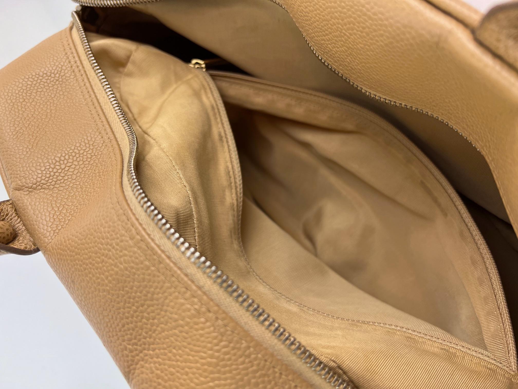 Chanel Caviar Acolchado Vintage Bolso de Mano Bowler Grande Beige en venta 2