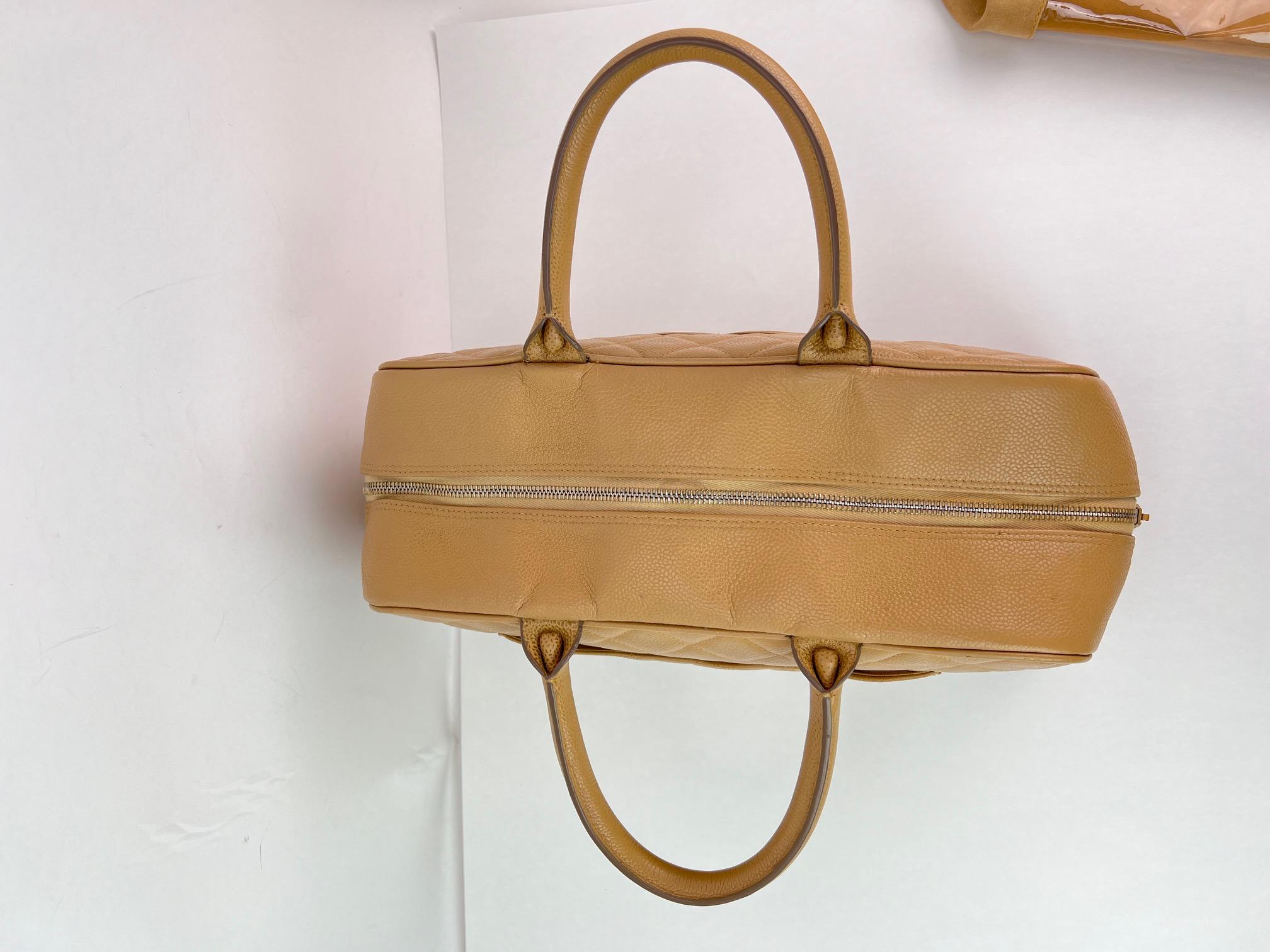 Chanel Caviar Acolchado Vintage Bolso de Mano Bowler Grande Beige en venta 4