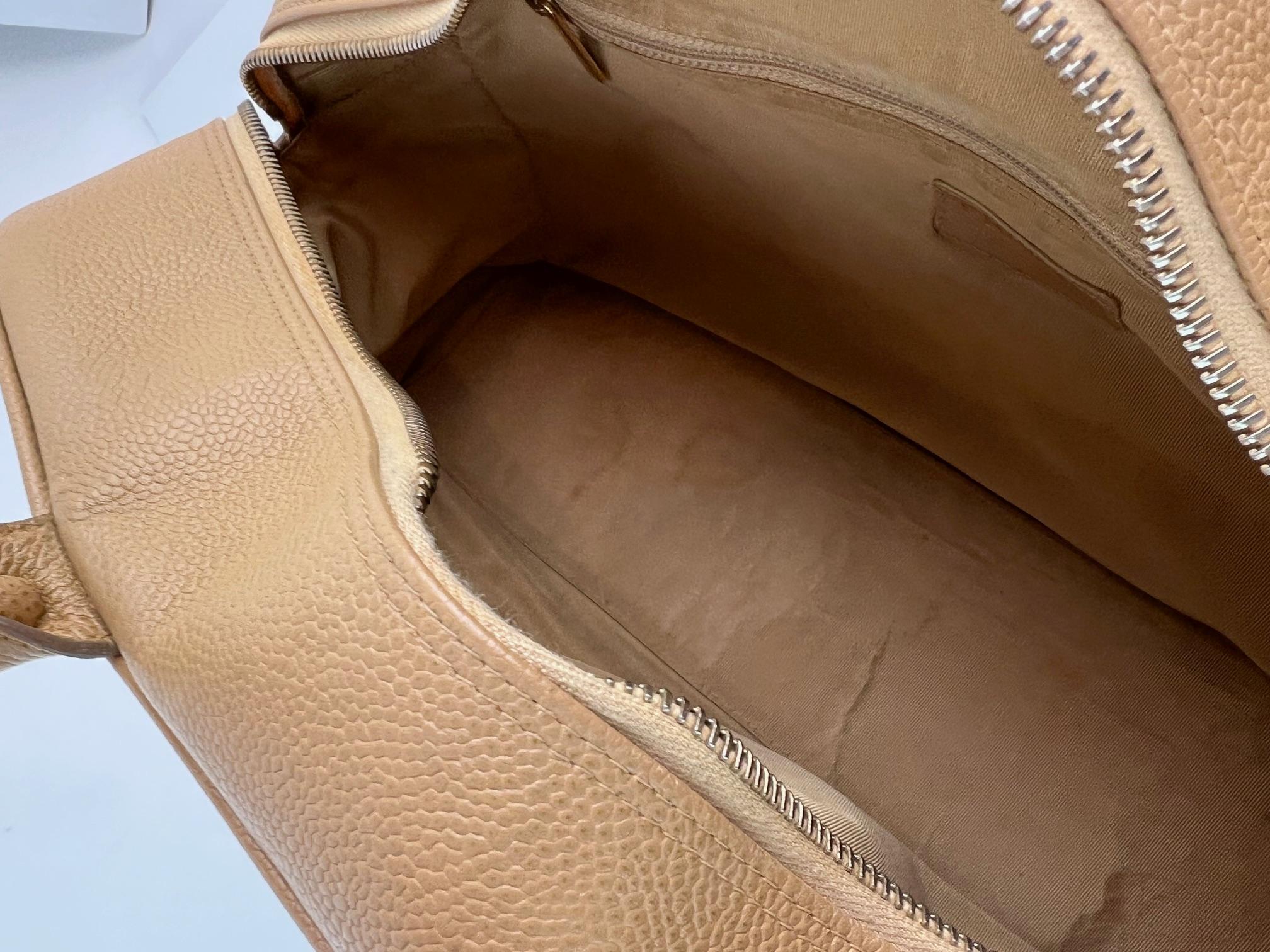 Chanel Caviar Acolchado Vintage Bolso de Mano Bowler Grande Beige en venta 5
