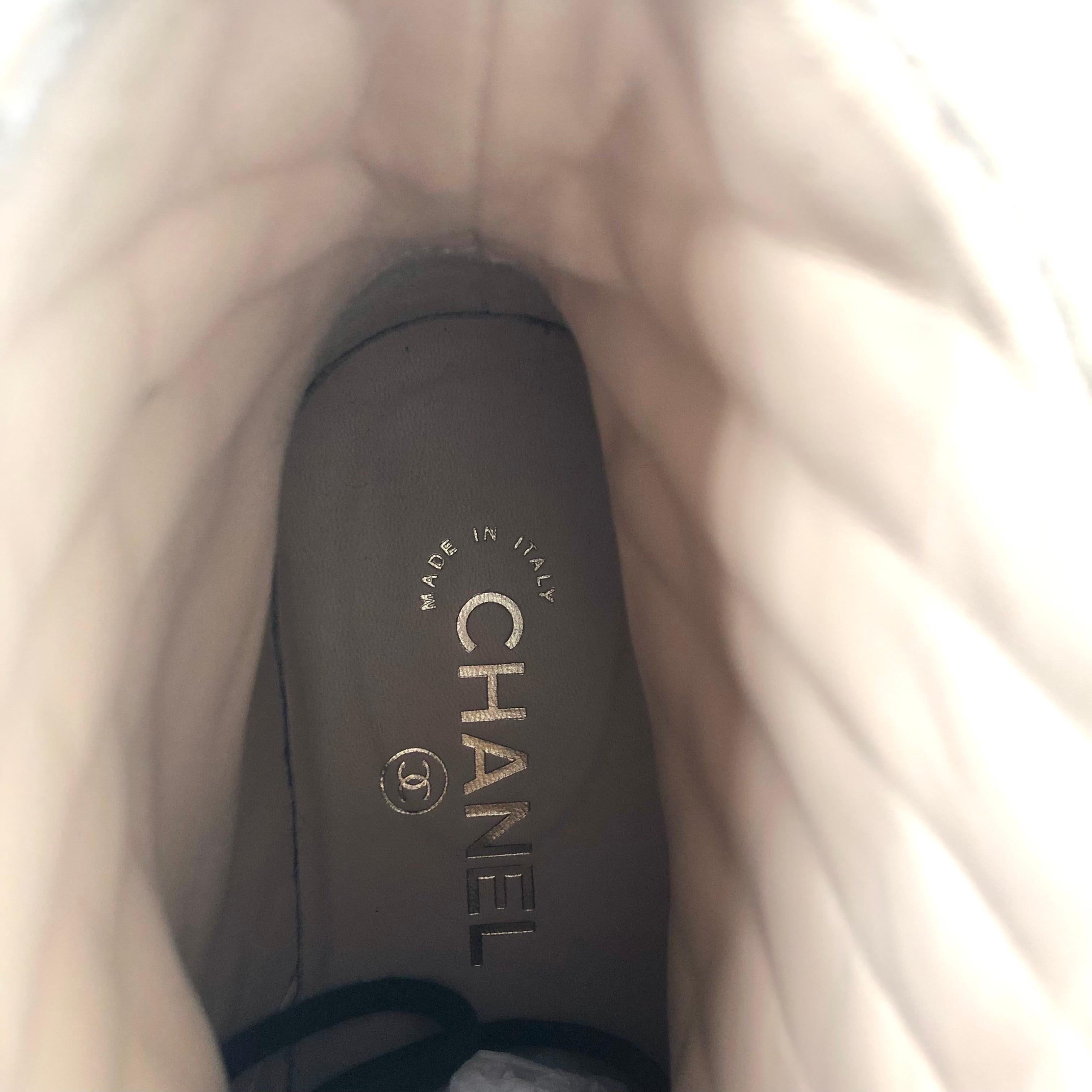 Chanel Quilted CC Chain Logo Lambskin Calfskin Cap Toe Combat Short Boots 37 en vente 5