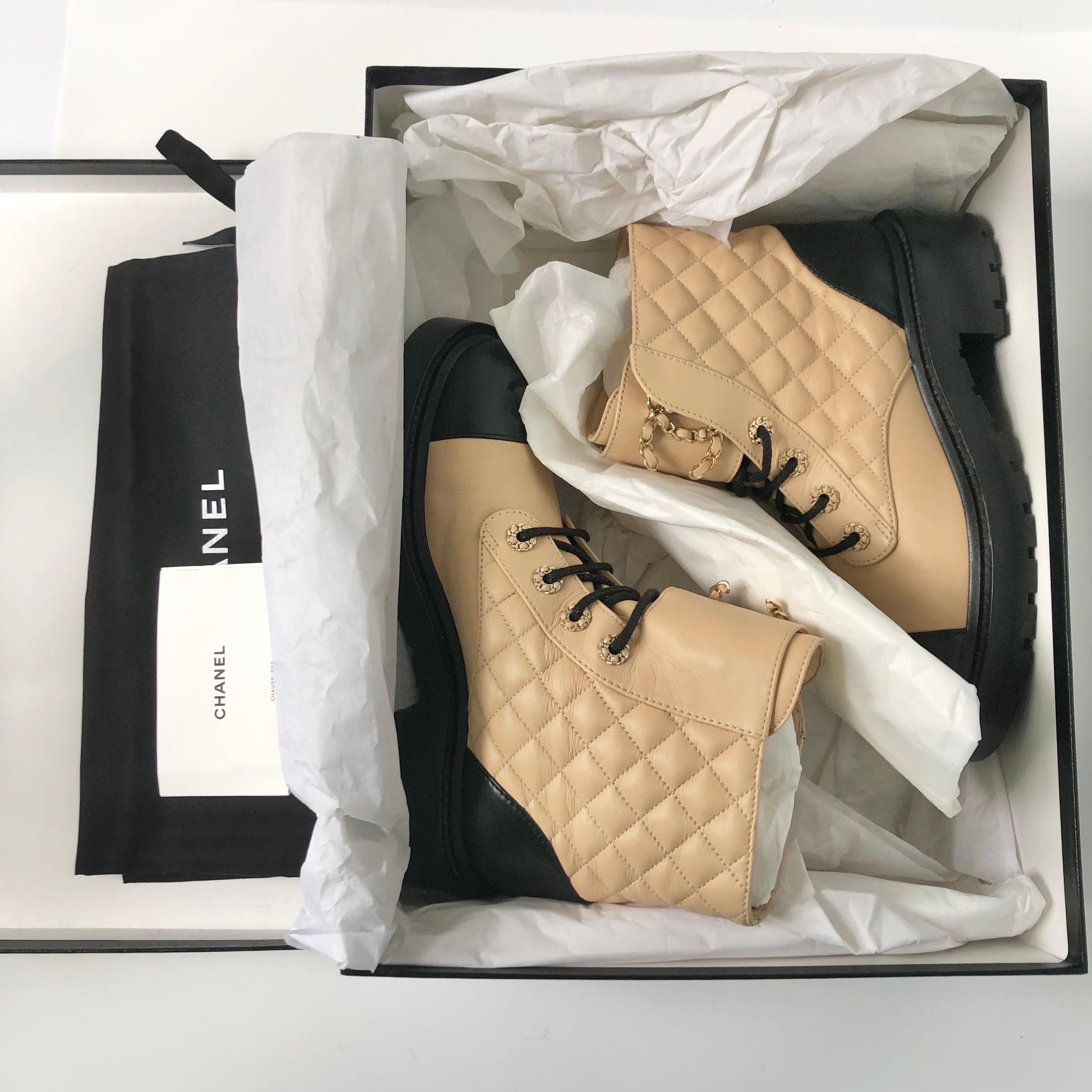 Chanel Quilted CC Chain Logo Lambskin Calfskin Cap Toe Combat Short Boots 37 en vente 6