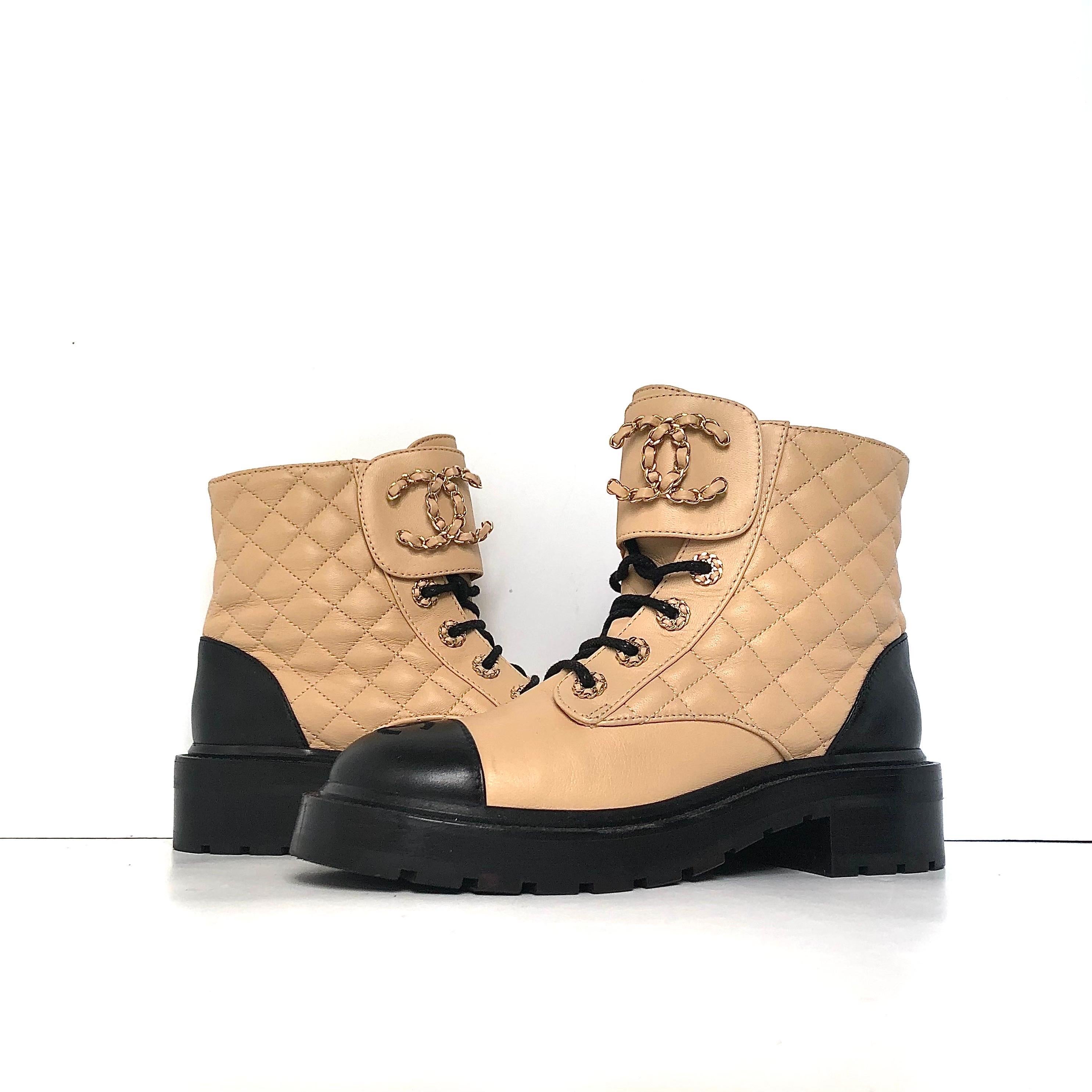 Beige Chanel Quilted CC Chain Logo Lambskin Calfskin Cap Toe Combat Short Boots 37 en vente