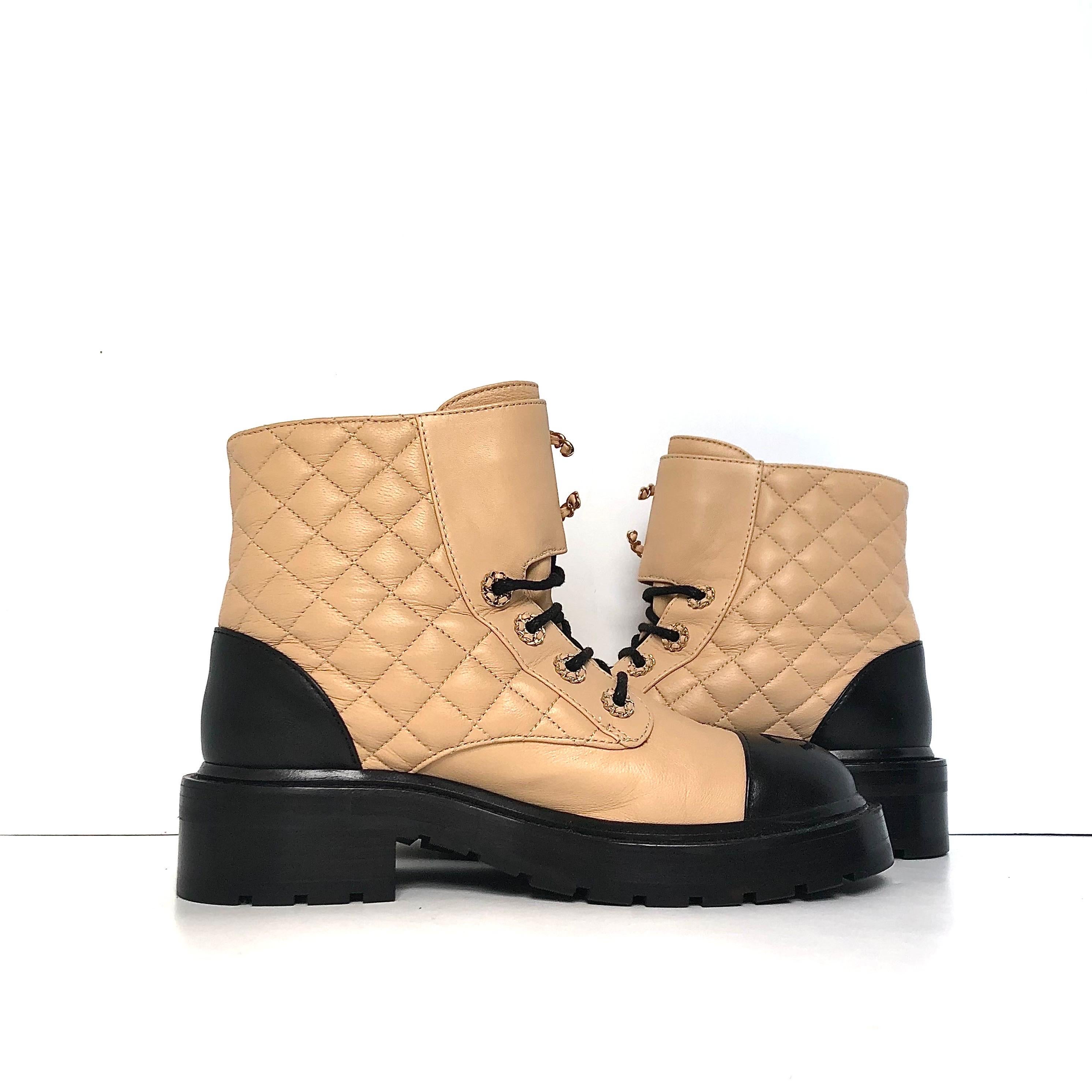 Chanel Quilted CC Chain Logo Lambskin Calfskin Cap Toe Combat Short Boots 37 Bon état - En vente à Mechanicsville, VA