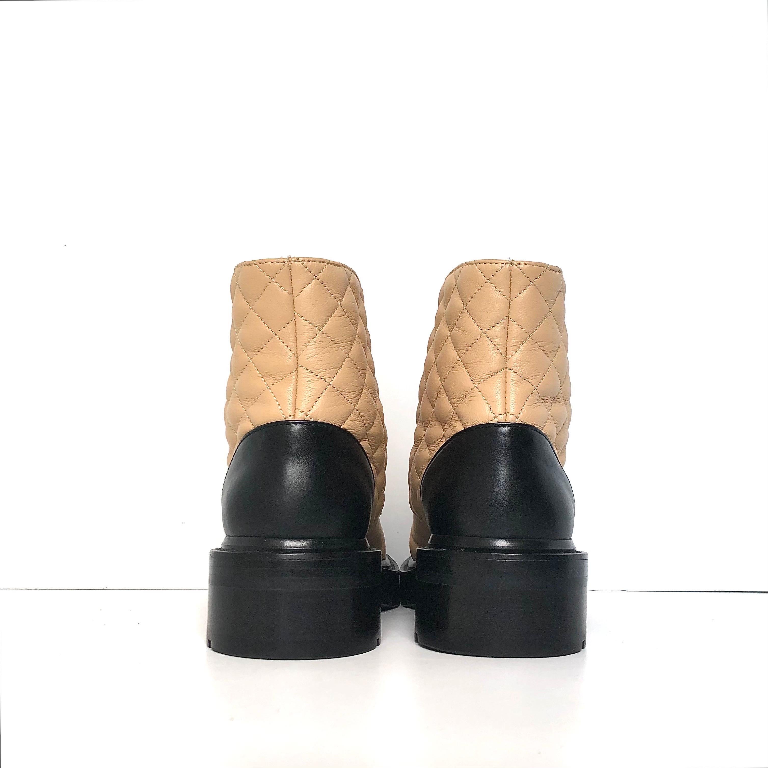 Chanel Quilted CC Chain Logo Lambskin Calfskin Cap Toe Combat Short Boots 37 Pour femmes en vente