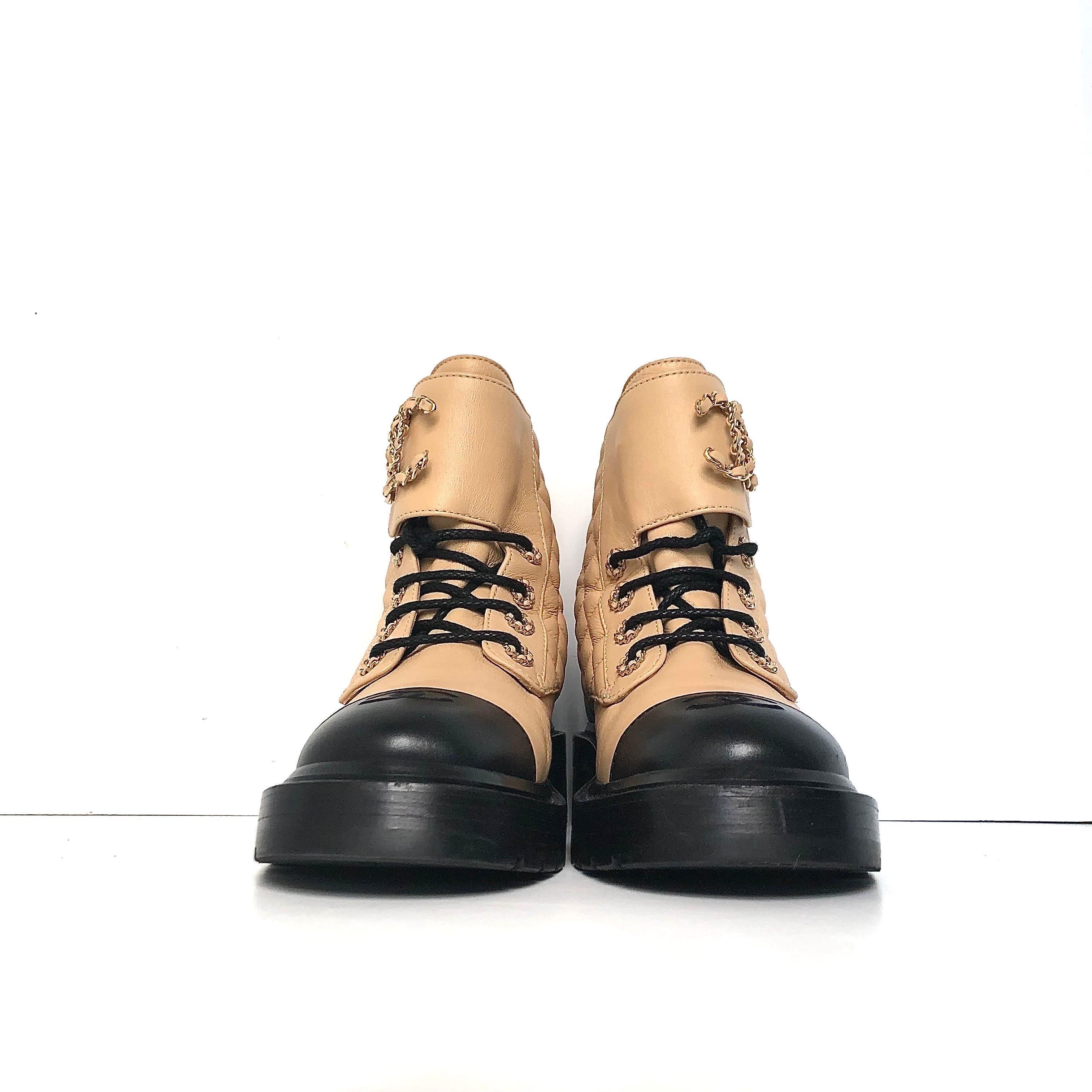 Chanel Quilted CC Chain Logo Lambskin Calfskin Cap Toe Combat Short Boots 37 en vente 1