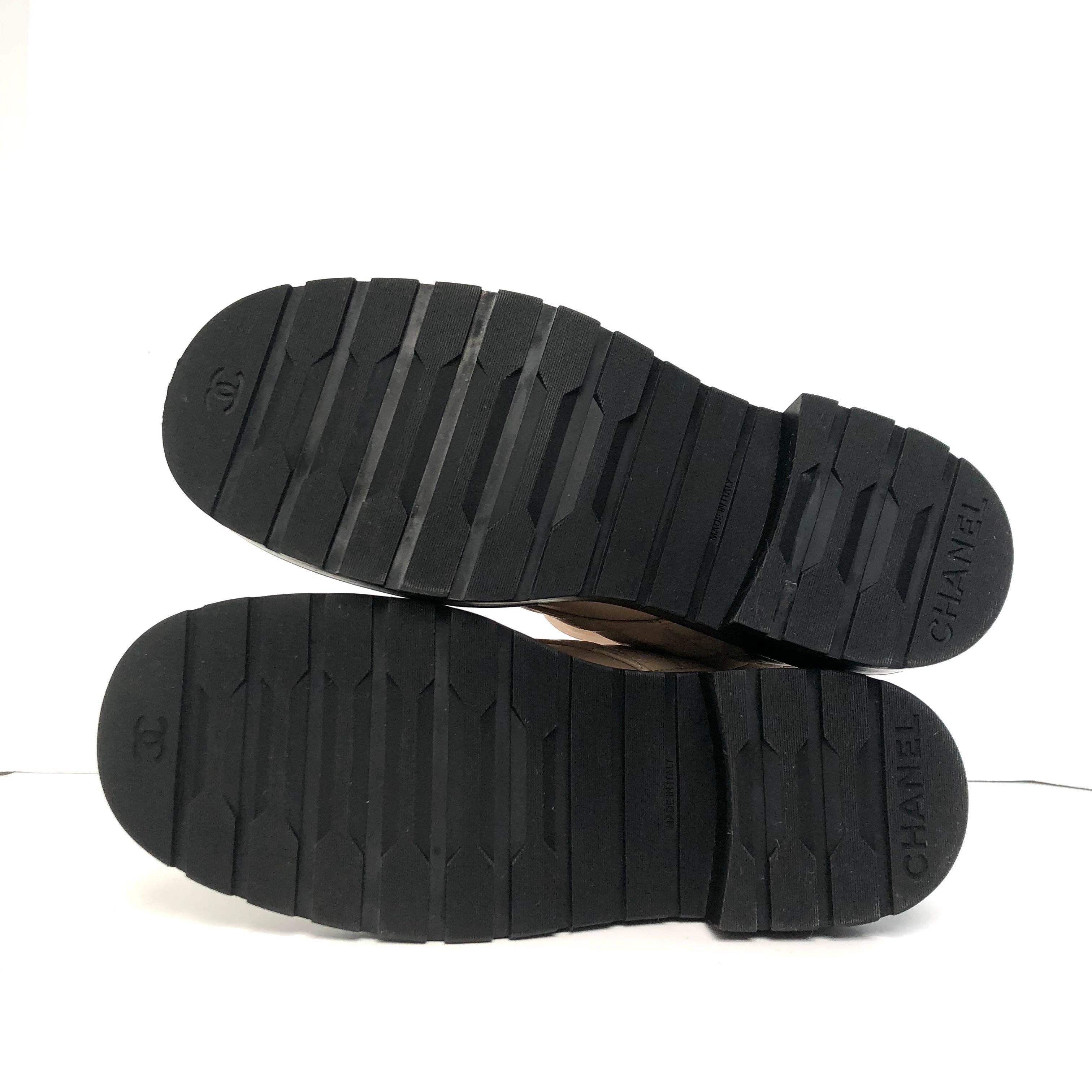 Chanel Quilted CC Chain Logo Lambskin Calfskin Cap Toe Combat Short Boots 37 en vente 3