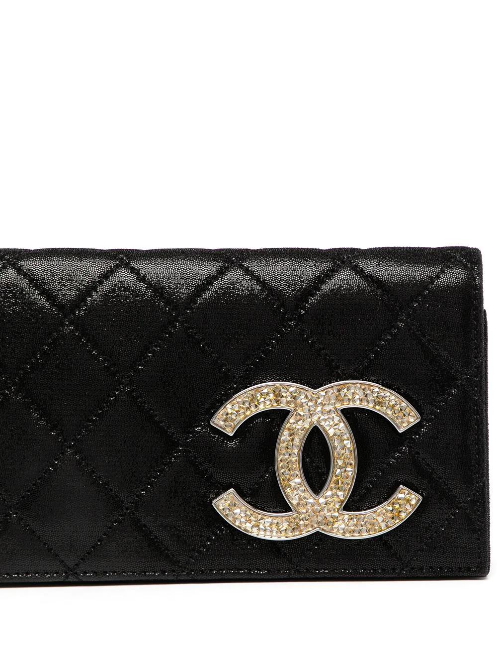 A classy pre-owned clutch from Chanel featuring a shiny black exterior with a gold-toned signature interlocking CC detail. The perfect addition to an evening outfit!

Measurements: Height 1.76 m, Bust/Chest 82 cm, Hips 89 cm, Waist 60 cm

Colour: