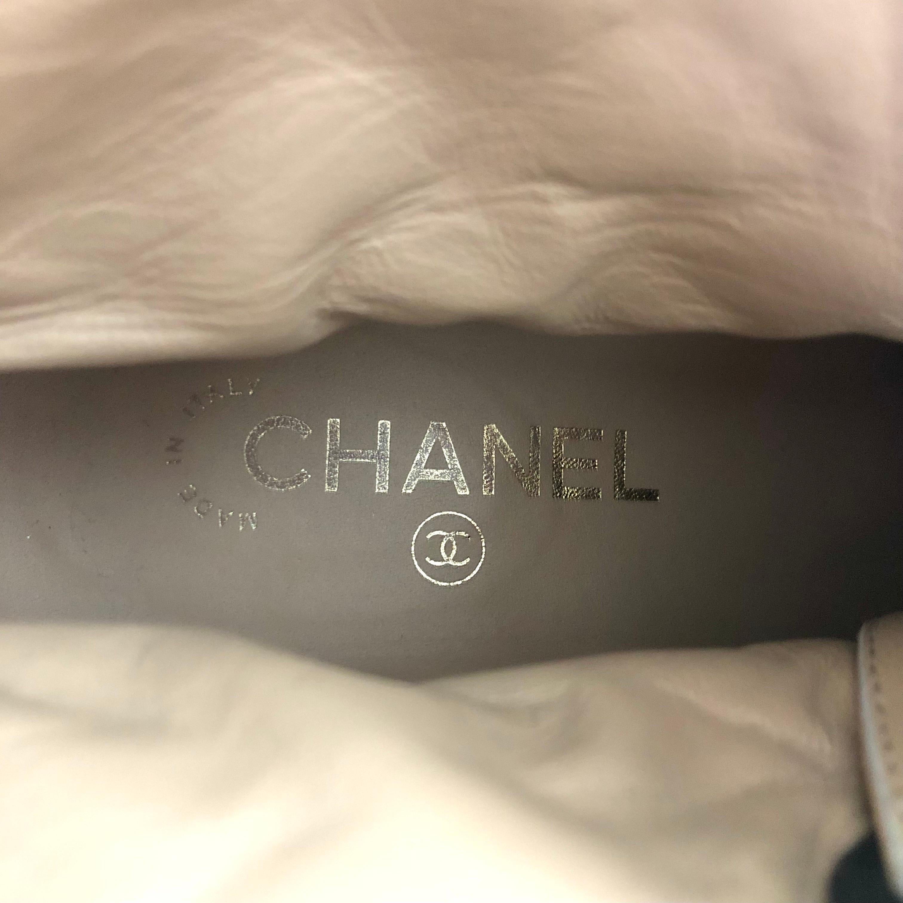 Chanel Quilted CC Logo Lambskin and Calfskin Cap Toe Combat Short Boots 36.5 en vente 6