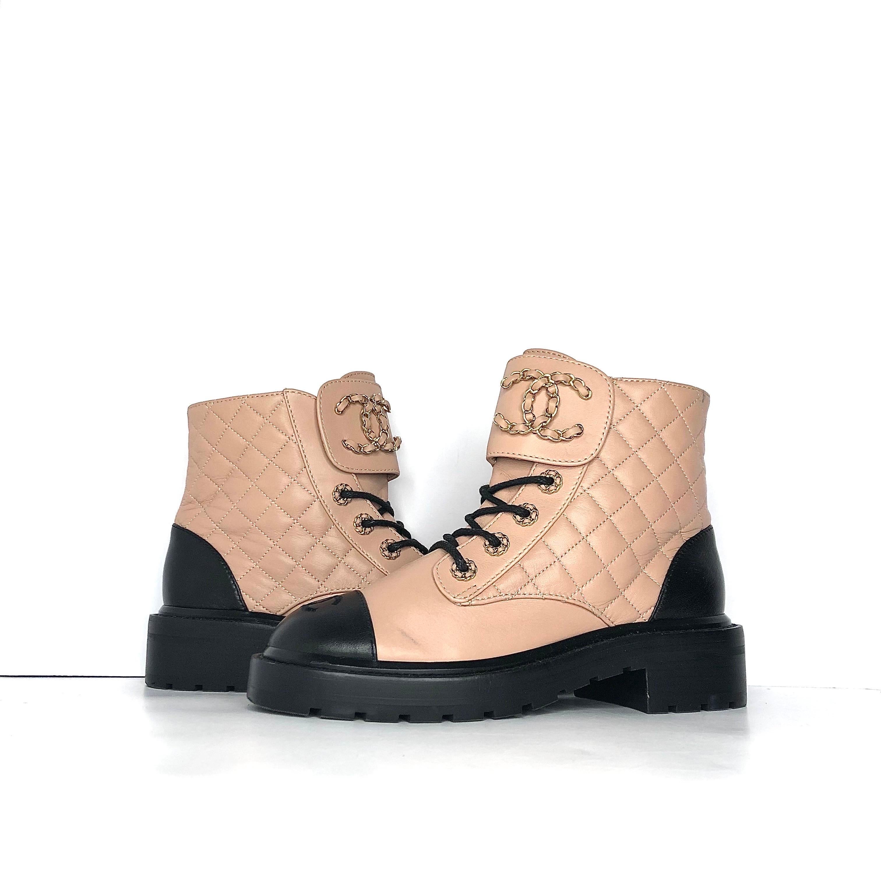 Cuir d'agneau Veau matelassé CC Chain Cap Toe Platform Boots
G36424
Couleur Mauve / Noir
Taille 36.5EU
Tige en cuir de veau, cuir d'agneau
Semelle en caoutchouc
Oeillets ornés d'une chaîne, accessoires en finition dorée
Grand logo CC imbriqué sur le