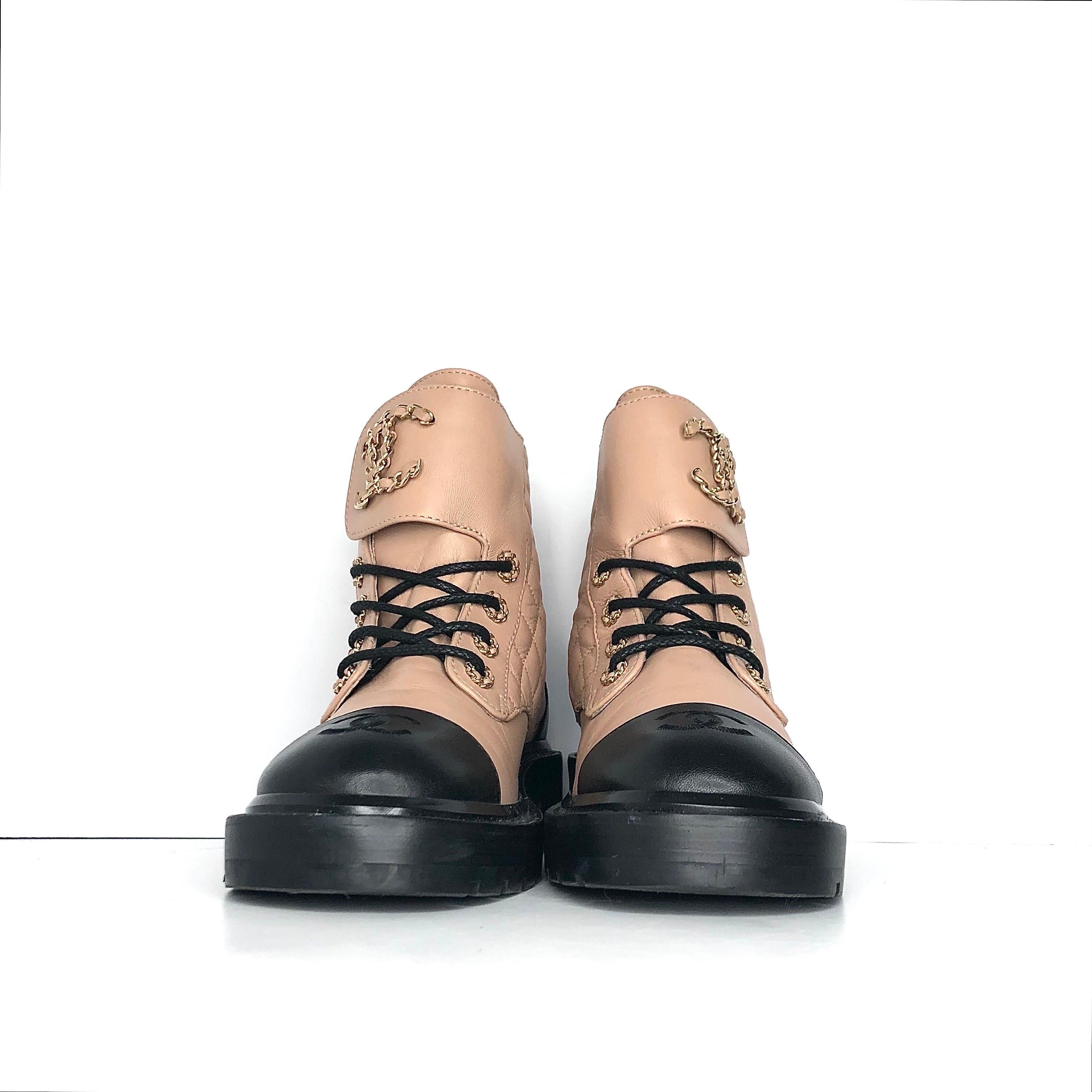 Chanel Quilted CC Logo Lambskin and Calfskin Cap Toe Combat Short Boots 36.5 Pour femmes en vente