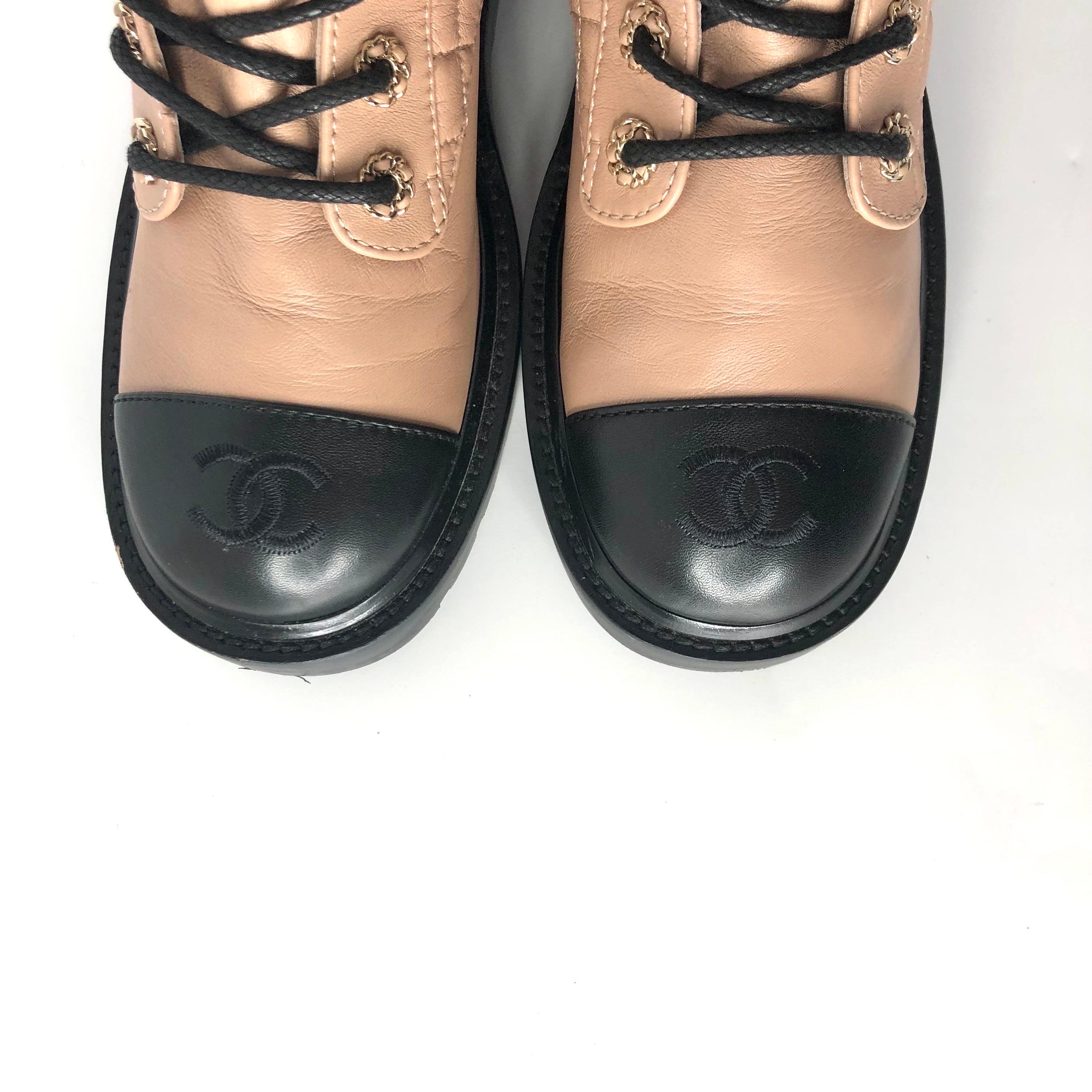 Chanel Quilted CC Logo Lambskin and Calfskin Cap Toe Combat Short Boots 36.5 en vente 1