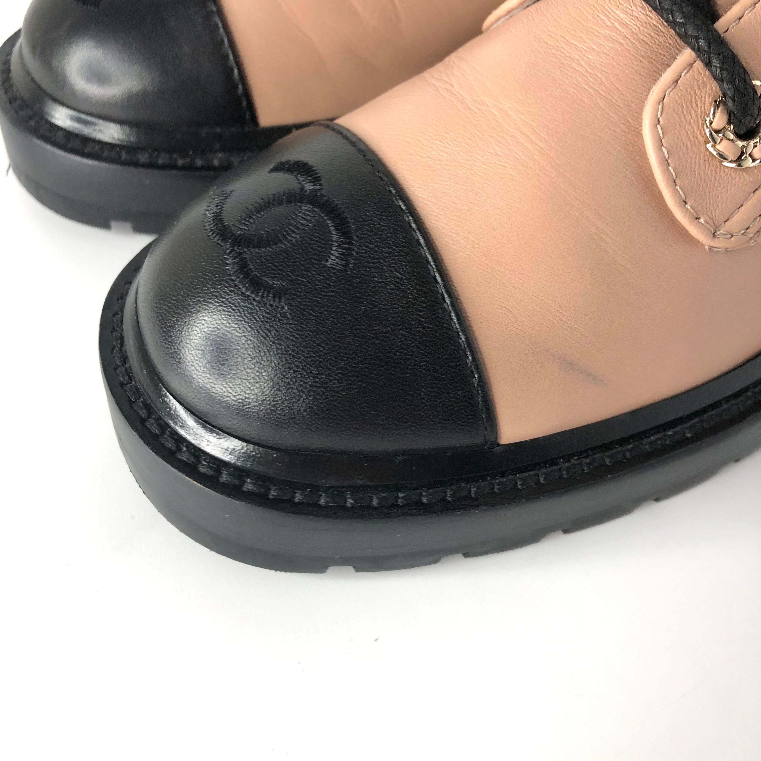 Chanel Quilted CC Logo Lambskin and Calfskin Cap Toe Combat Short Boots 36.5 en vente 2