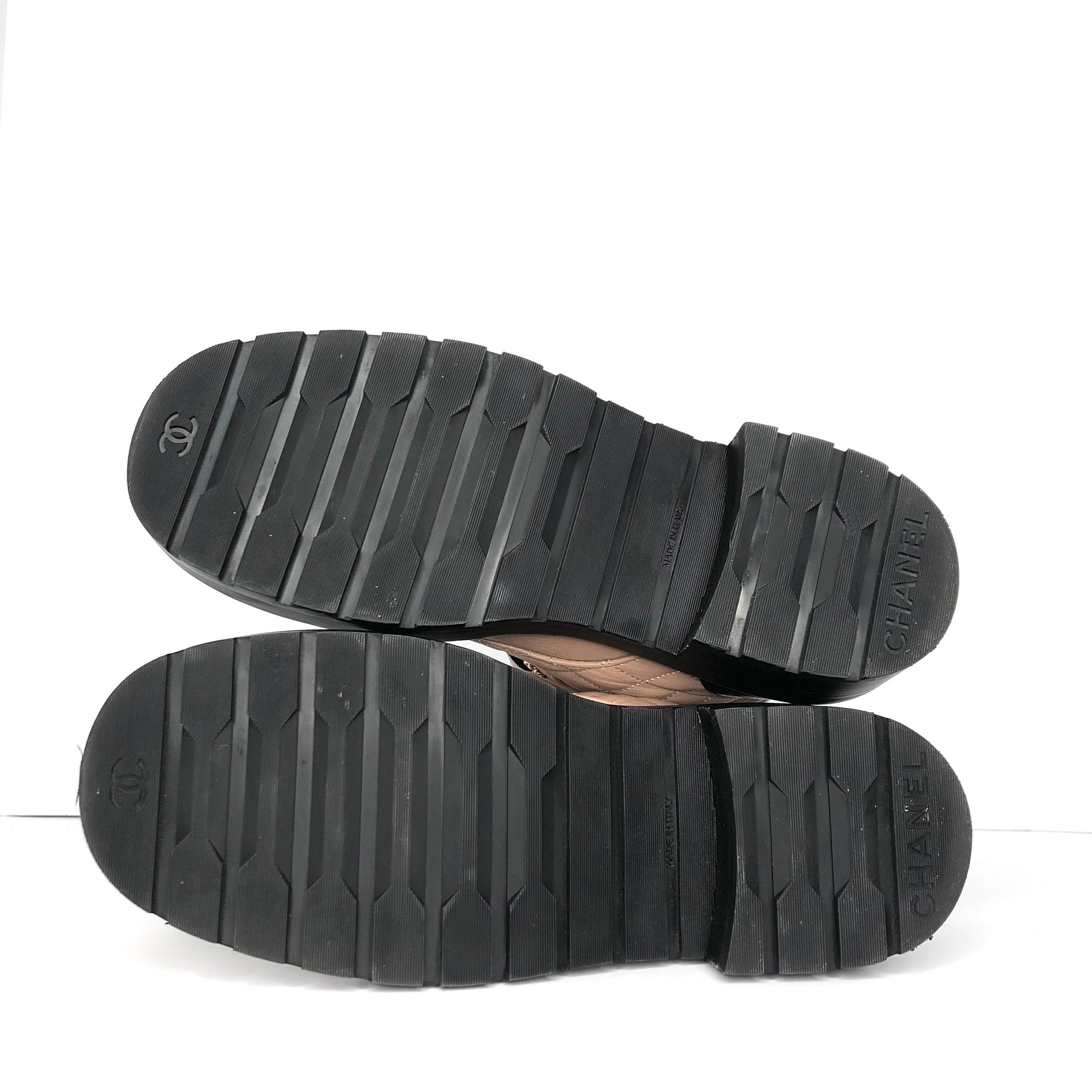 Chanel Quilted CC Logo Lambskin and Calfskin Cap Toe Combat Short Boots 36.5 en vente 4