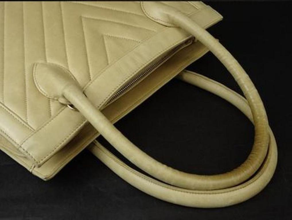 Chanel Quilted Chevron 2way Tote 212917 Beige Leather Shoulder Bag In Fair Condition For Sale In Forest Hills, NY