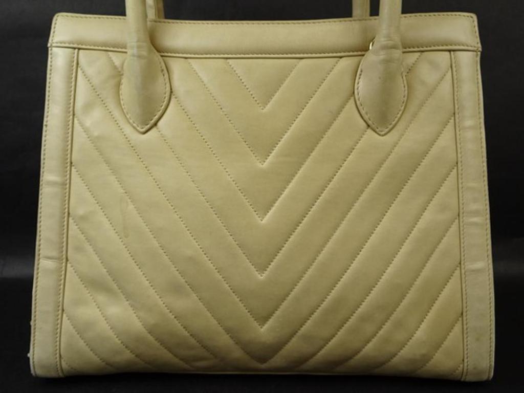Chanel Quilted Chevron 2way Tote 212917 Beige Leather Shoulder Bag For Sale 2