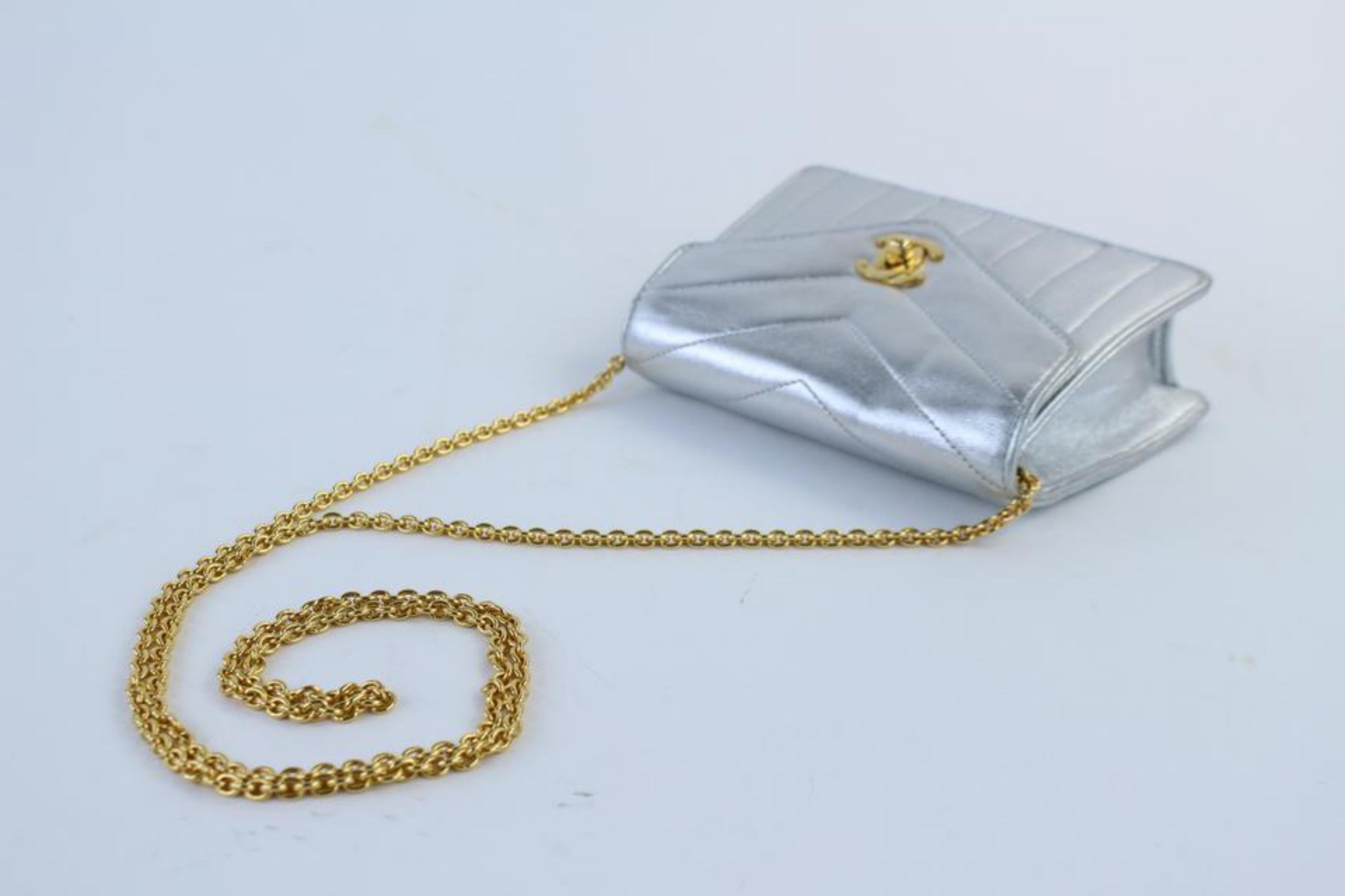 Chanel Quilted Chevron Mini Flap 03cz0717 Silver Metallic Leather Cross Body Bag For Sale 2