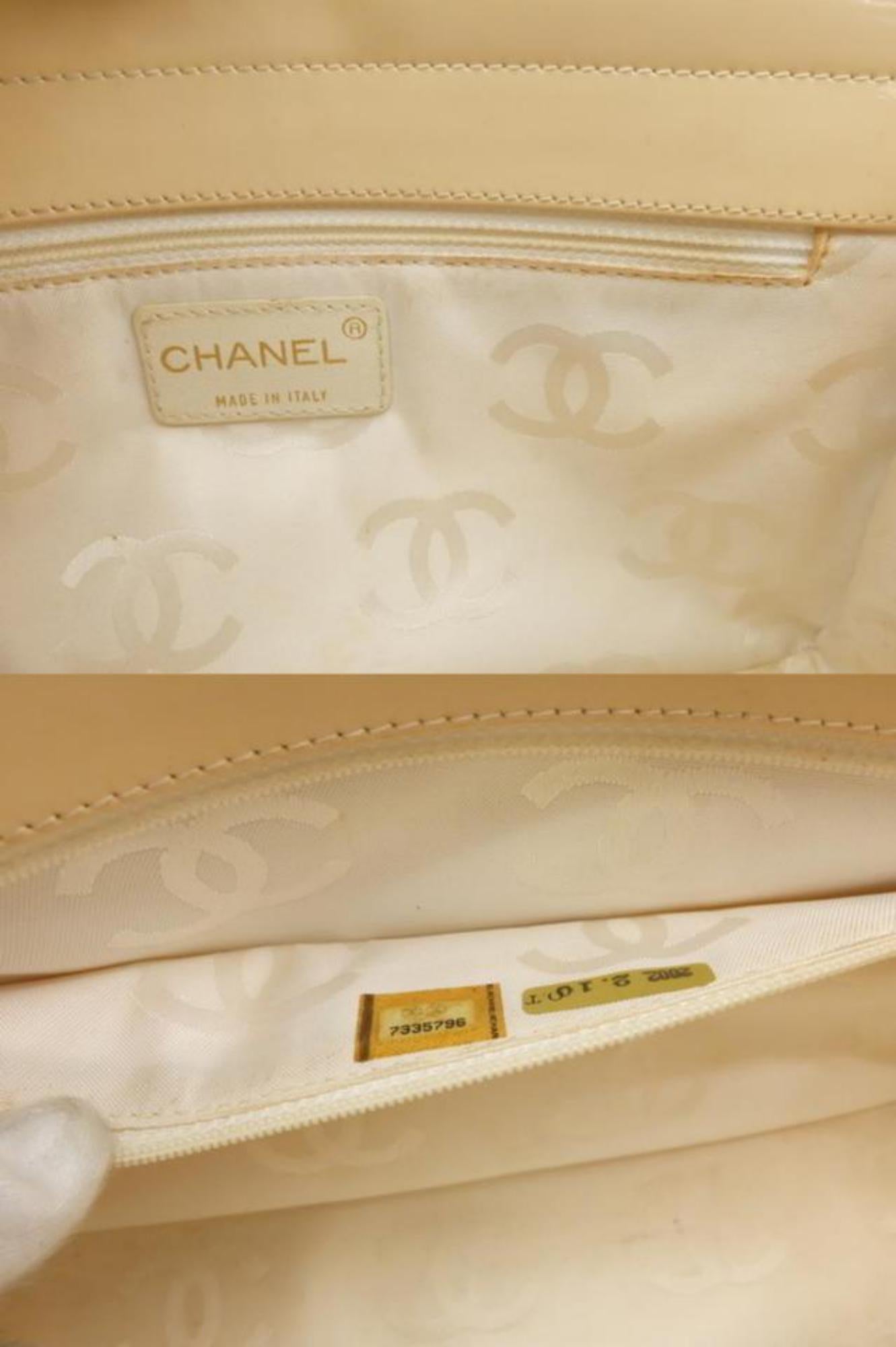 Chanel Quilted Chocolate Bar Chain 231369 Ivory Patent Leather Tote In Good Condition For Sale In Forest Hills, NY
