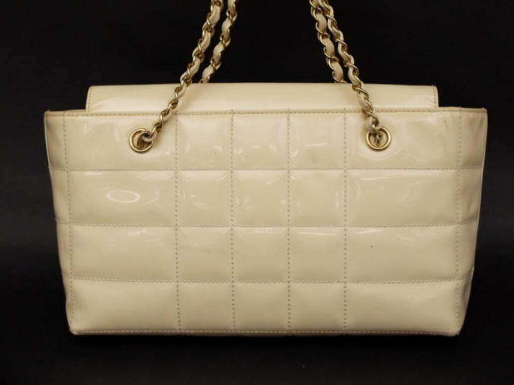 Chanel Quilted Chocolate Bar Chain 231369 Ivory Patent Leather Tote For Sale 2