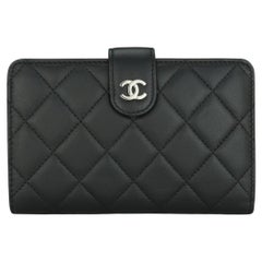 Chanel Gesteppte Classic Bifold Medium Brieftasche Schwarzes Lammfell mit Silber HW 2013