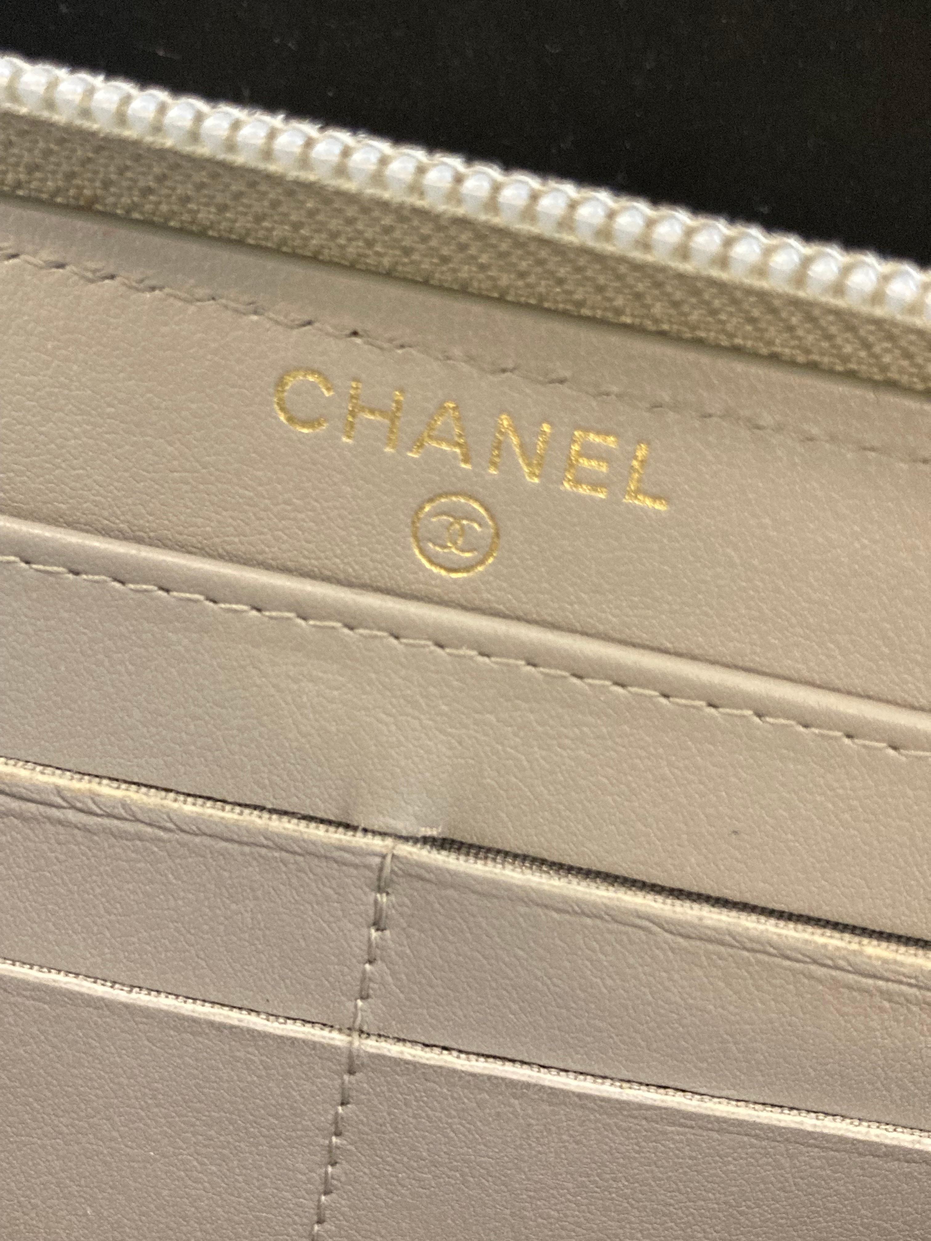 Women's Chanel Quilted Classique Leather Purse For Sale