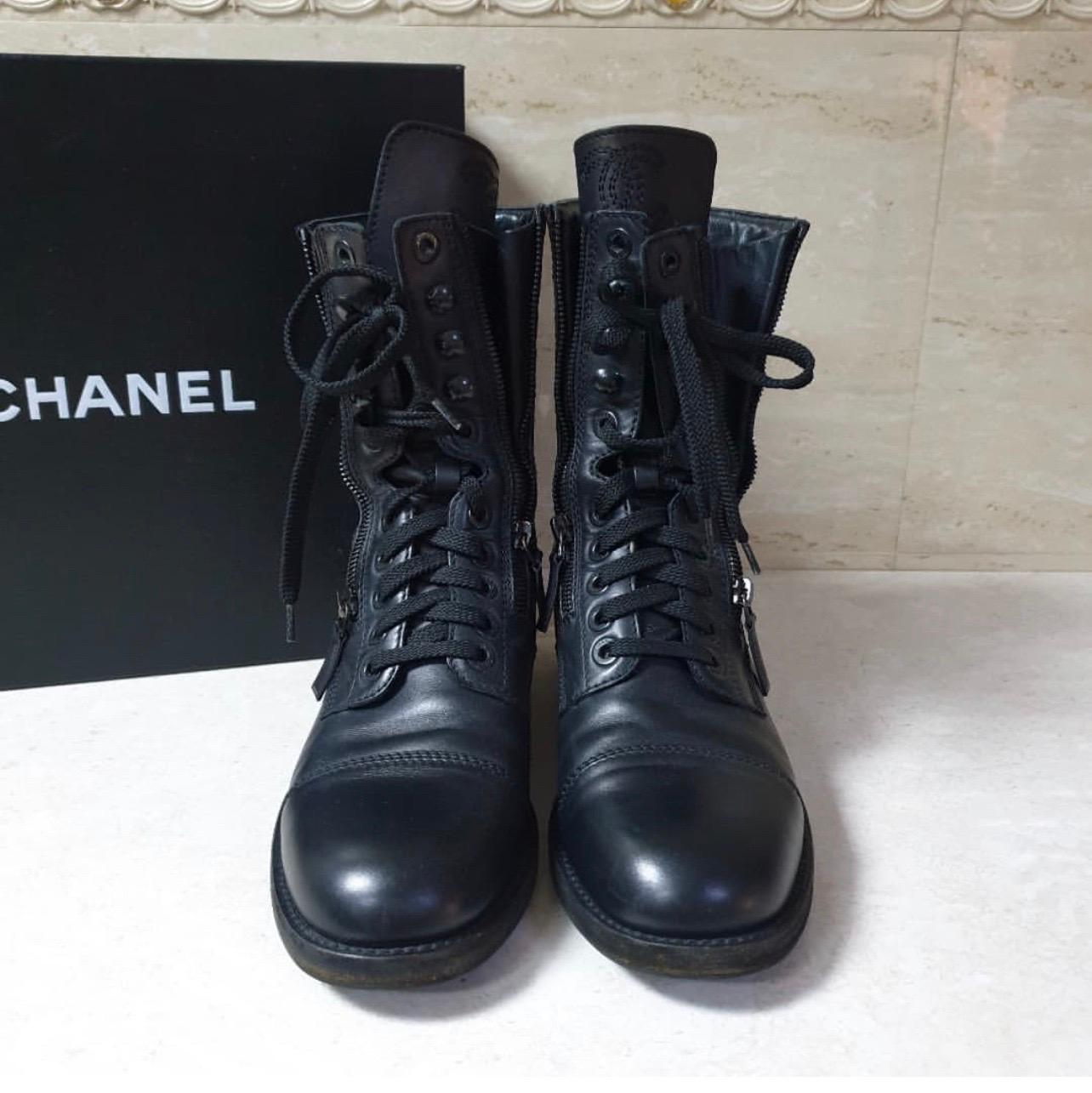 CHANEL Leather Mid-Calf Combat Boots
Black
Round-Toes
Block Heels
Lace-Up Closure at Uppers
Sz.40
Very good condition.
No original pachaging.