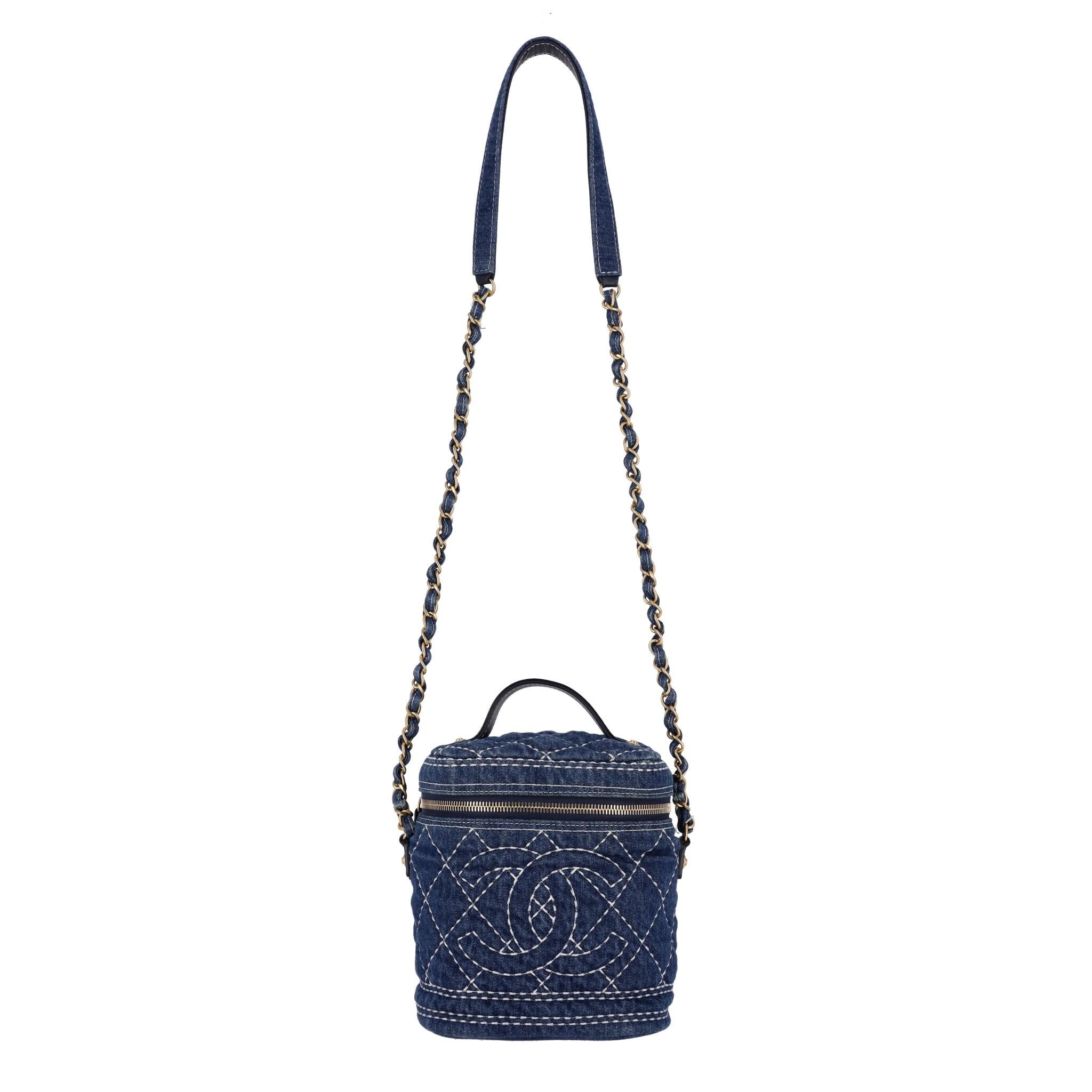 Borsa Chanel in denim trapuntata

Dalla collezione 2020 Cruise di Virginie-Viard.

Denim blu scuro con cuciture trapuntate bianche a contrasto e un grande logo 