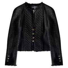 Giacca Chanel in tweed nero con dettagli trapuntati