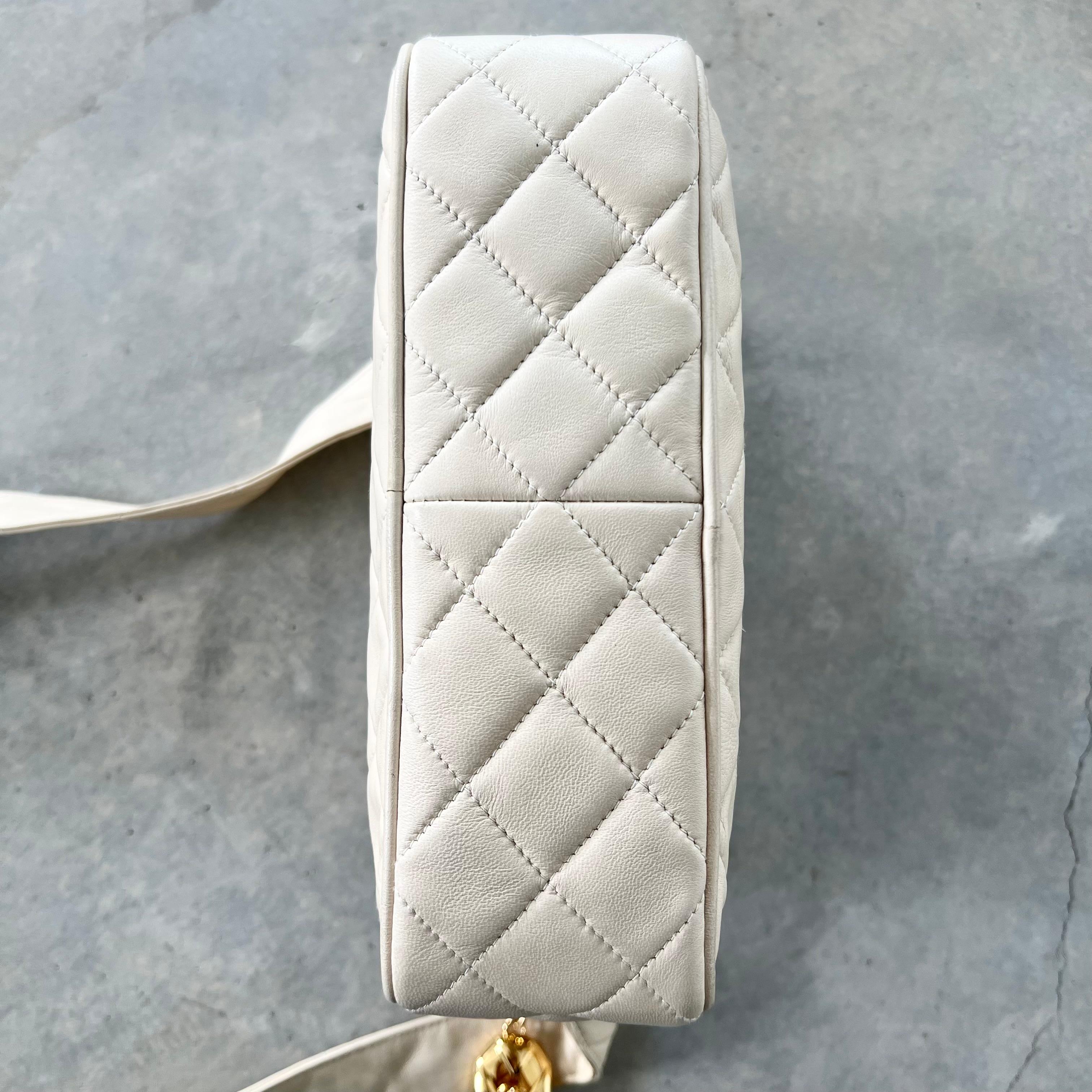 Chanel Gesteppte Diamant-Kameratasche, 1990er Jahre Frankreich im Angebot 6