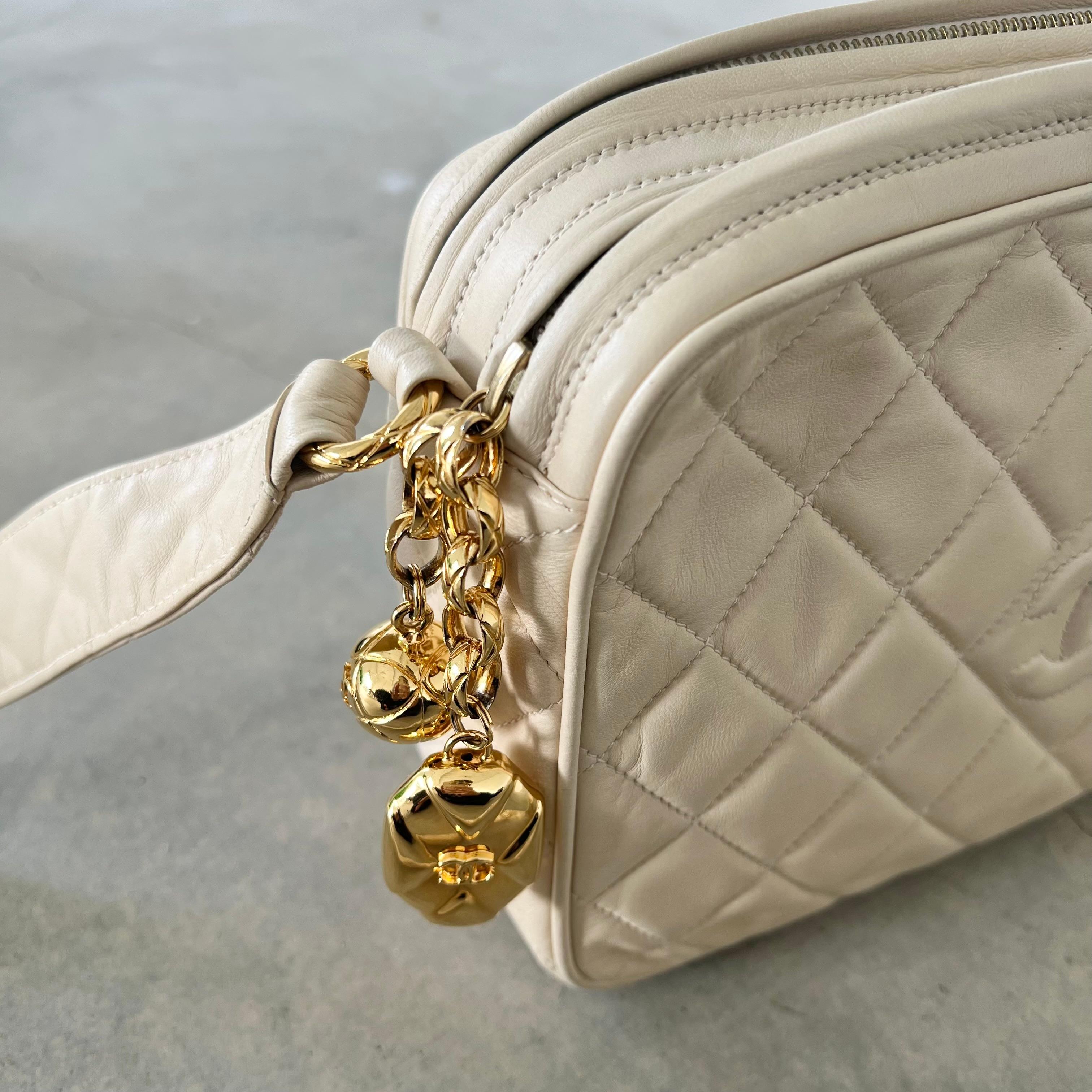 Diese Vintage-Kameratasche ist eine Ikone des Chanel-Designs der 1990er Jahre. Sie ist aus butterweichem, beigem Lammleder gefertigt und mit der für das Haus charakteristischen Rautensteppung sowie einem geprägten, ineinandergreifenden CC-Logo in
