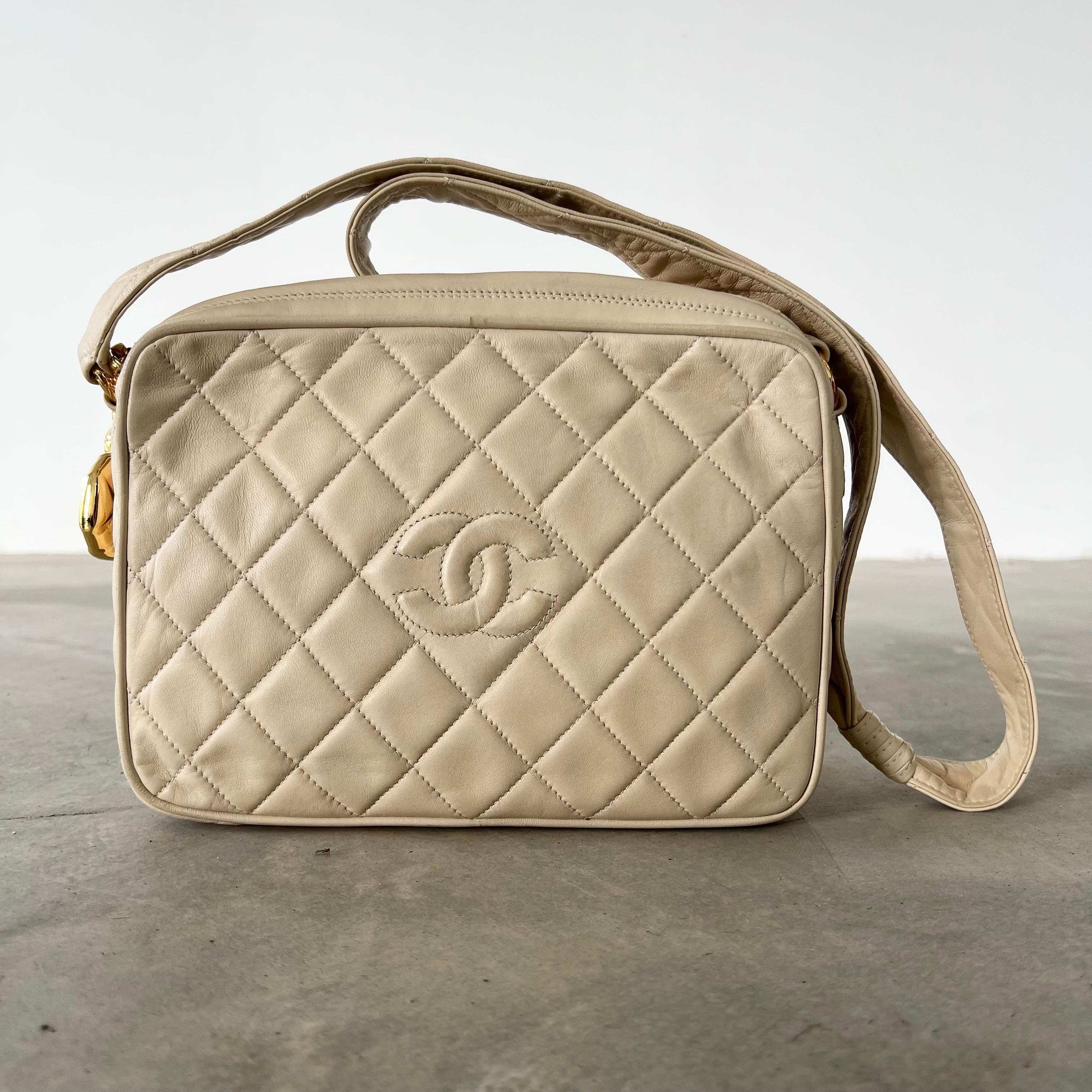 Chanel Gesteppte Diamant-Kameratasche, 1990er Jahre Frankreich im Zustand „Gut“ im Angebot in Los Angeles, CA