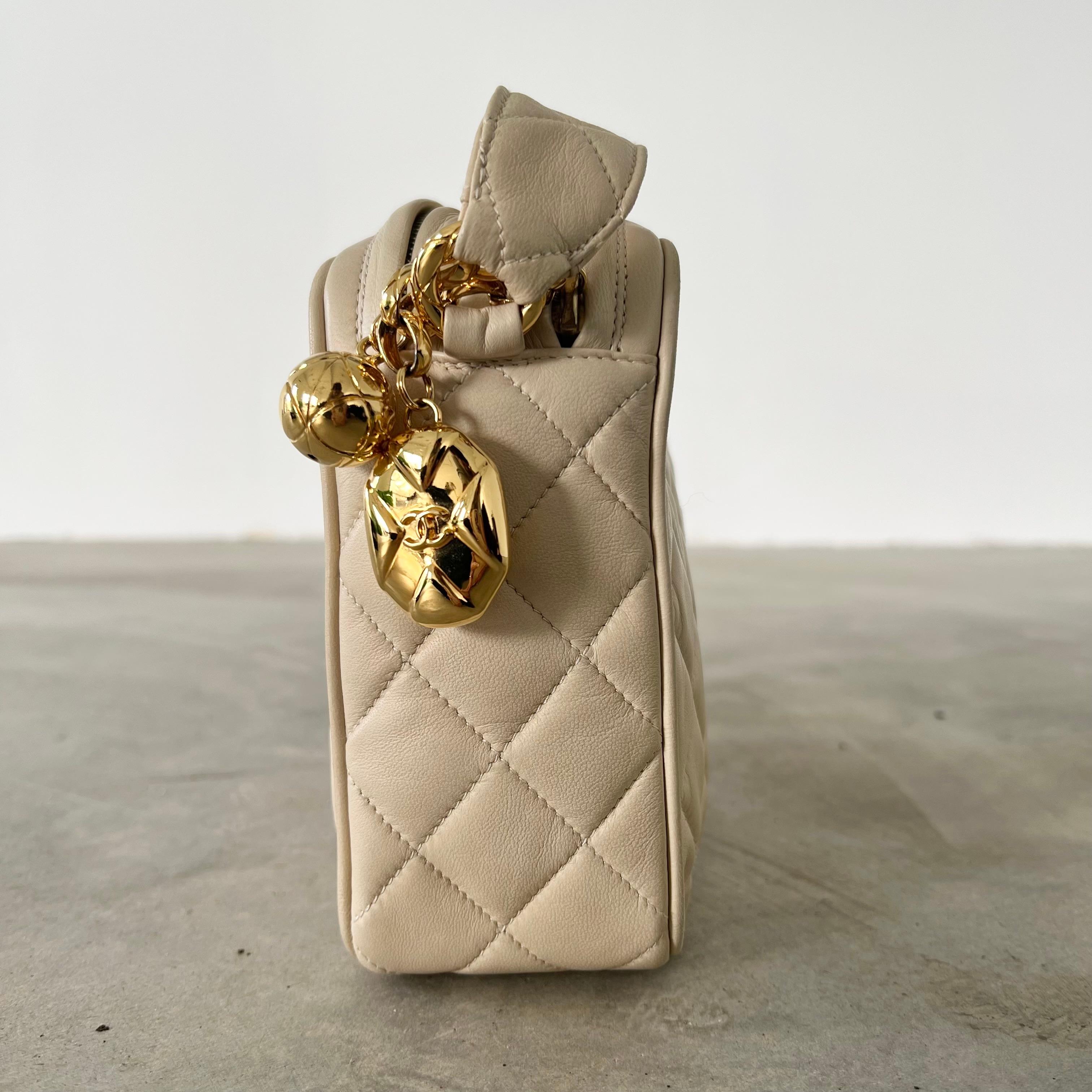 Chanel Gesteppte Diamant-Kameratasche, 1990er Jahre Frankreich im Angebot 1