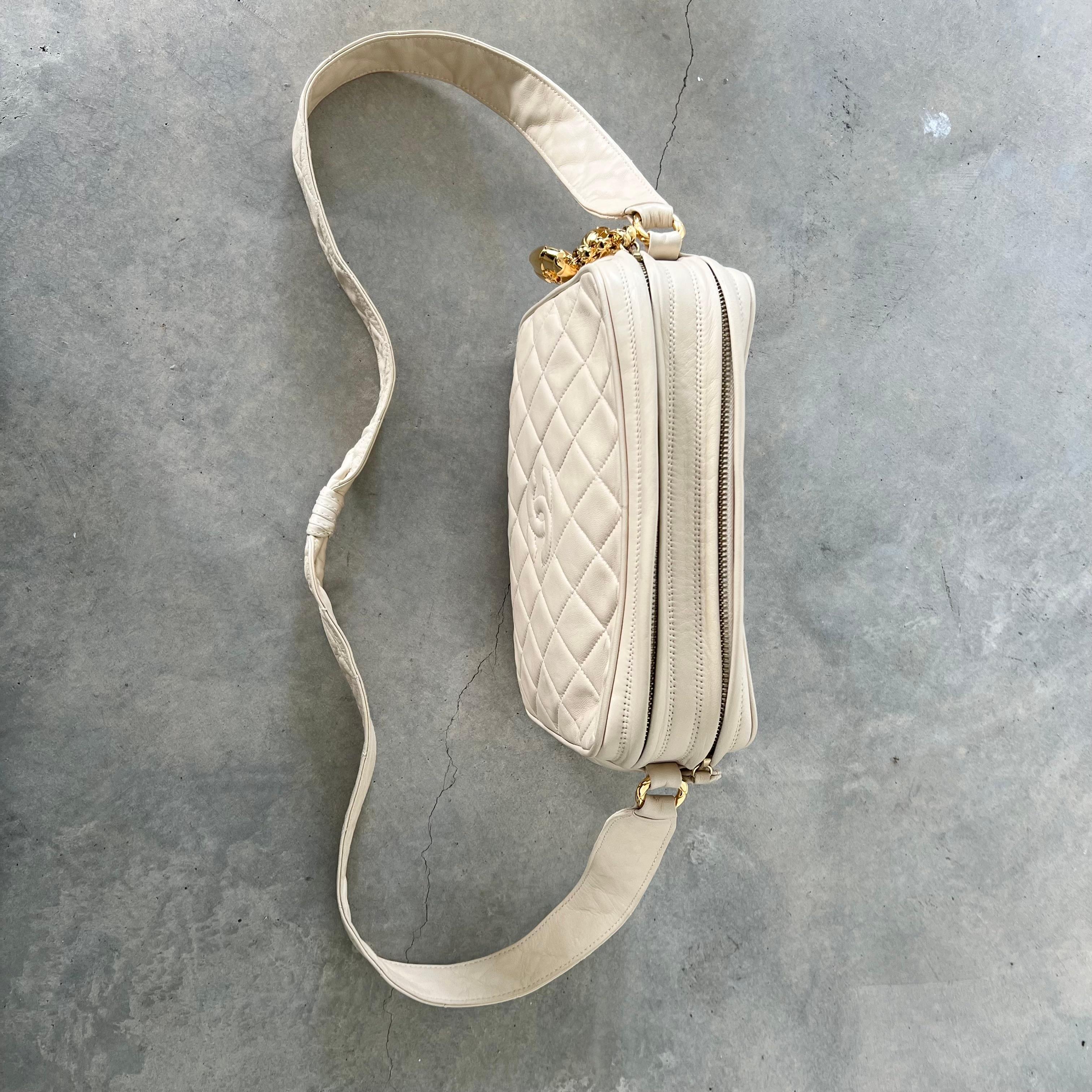 Chanel Gesteppte Diamant-Kameratasche, 1990er Jahre Frankreich im Angebot 4