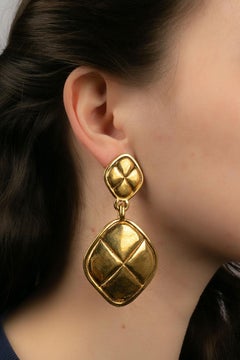 Chanel Quilted Earrings Clips in Gold Metal, 1980s