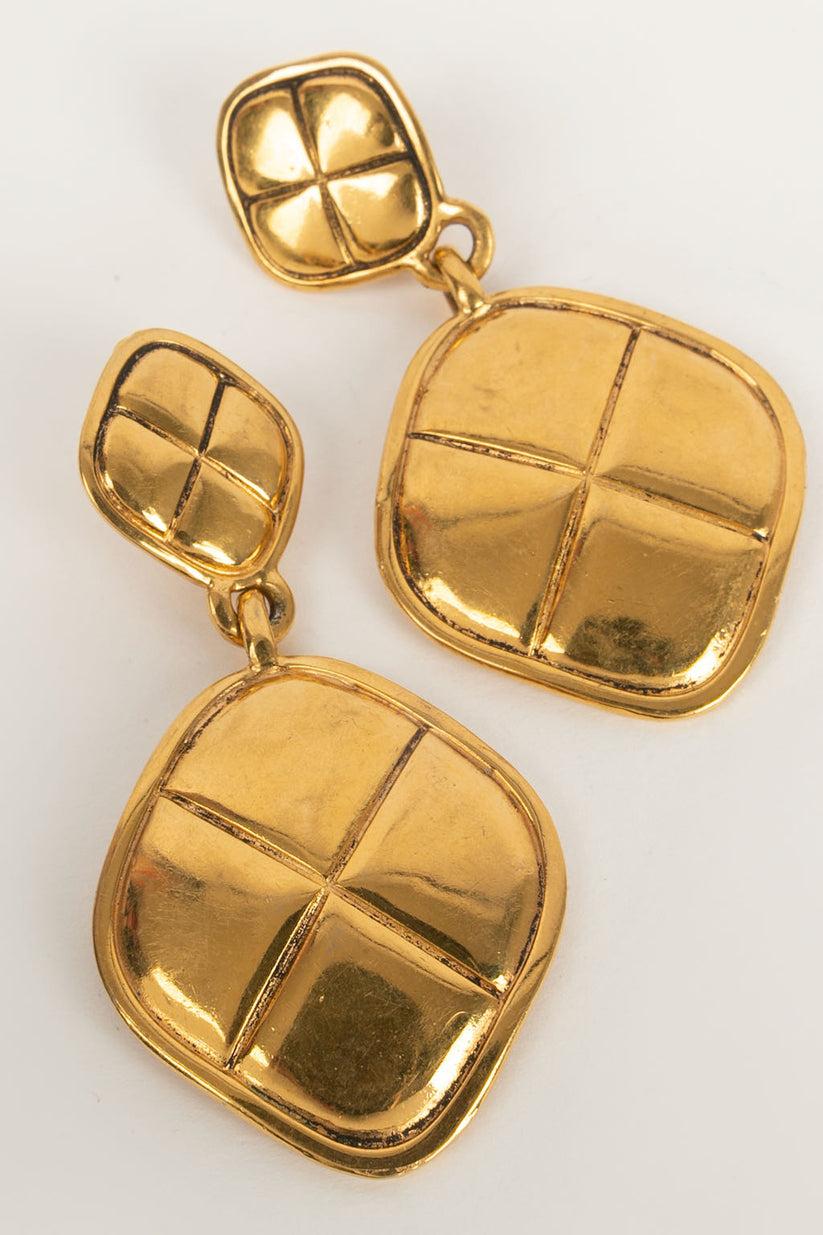 Chanel Quilted Earrings Clips in Gold Metal, 1980s In Excellent Condition For Sale In SAINT-OUEN-SUR-SEINE, FR