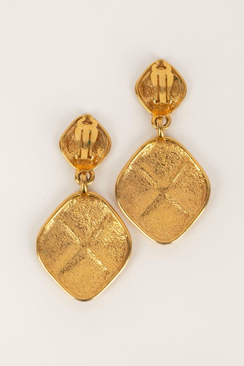 Women's Chanel Quilted Earrings Clips in Gold Metal, 1980s For Sale