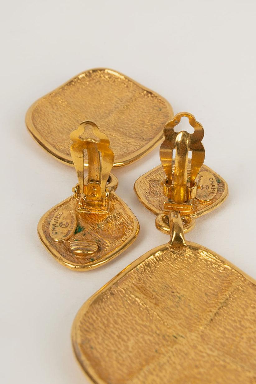 Chanel Quilted Earrings Clips in Gold Metal, 1980s For Sale 2