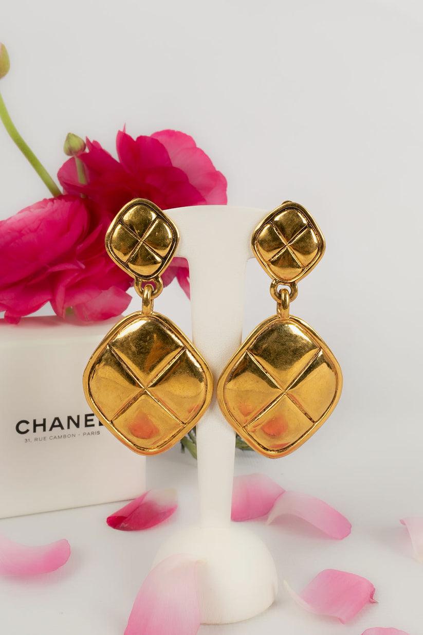 Chanel Quilted Earrings Clips in Gold Metal, 1980s For Sale 3